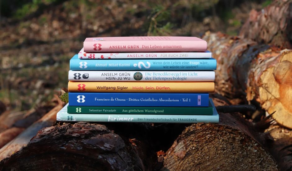 Stapel mit Büchern auf Baumstämmen