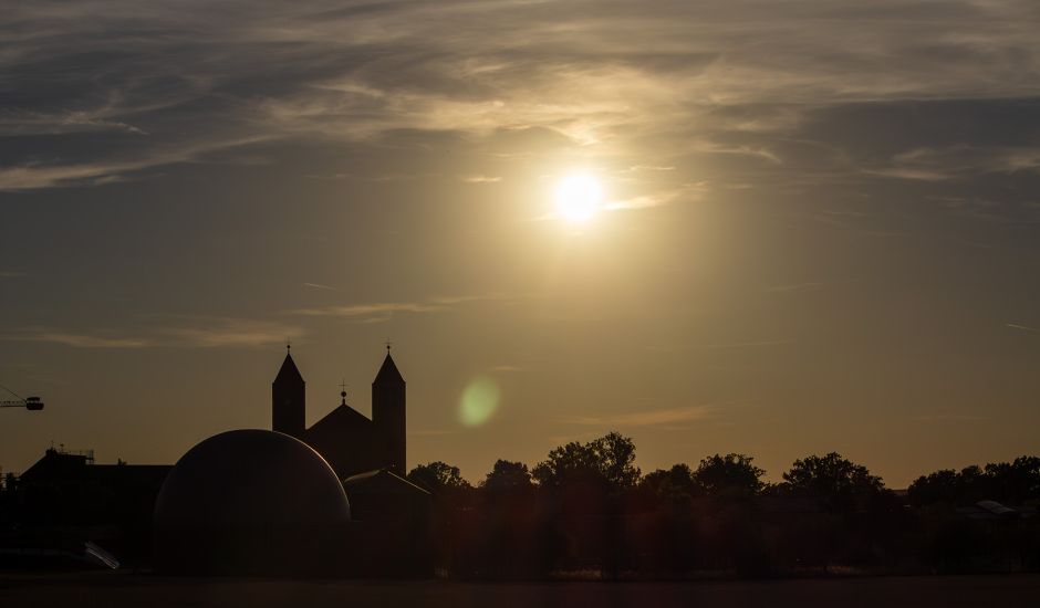 Sonne über den schattenhaften Umrissen der Abteikirche