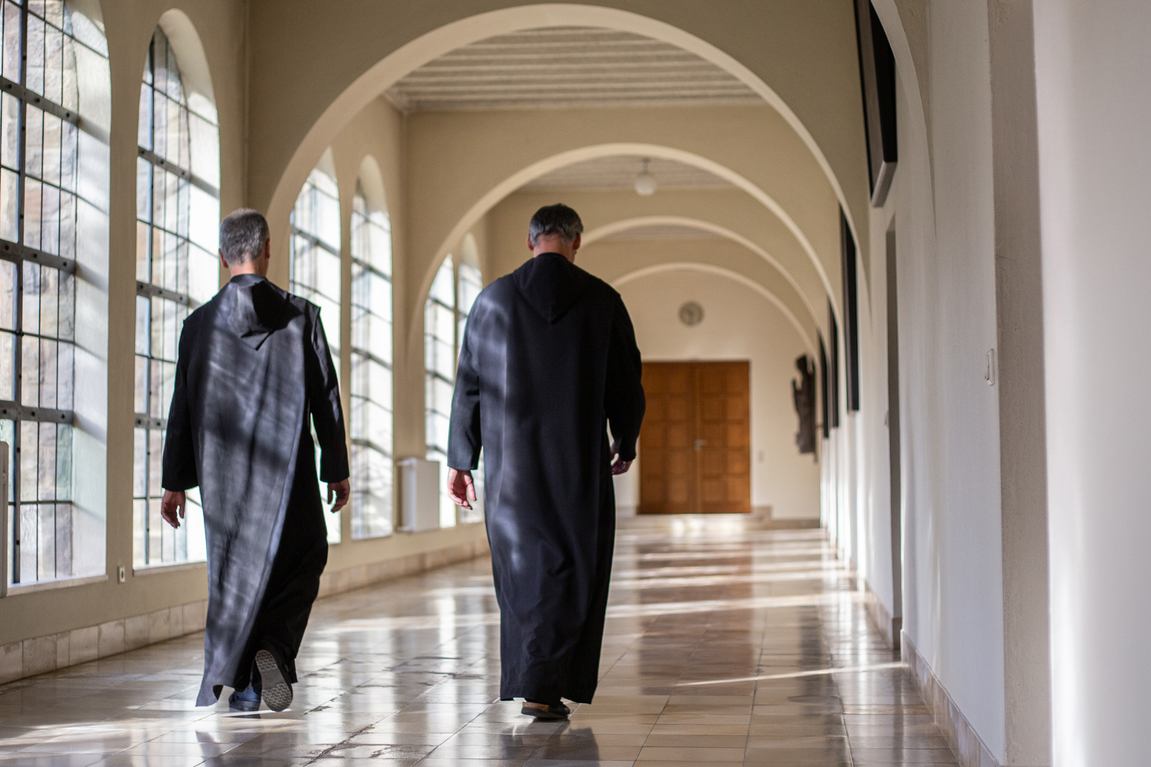 Zwei Mönche im Kreuzgang der Abtei Münsterschwarzach