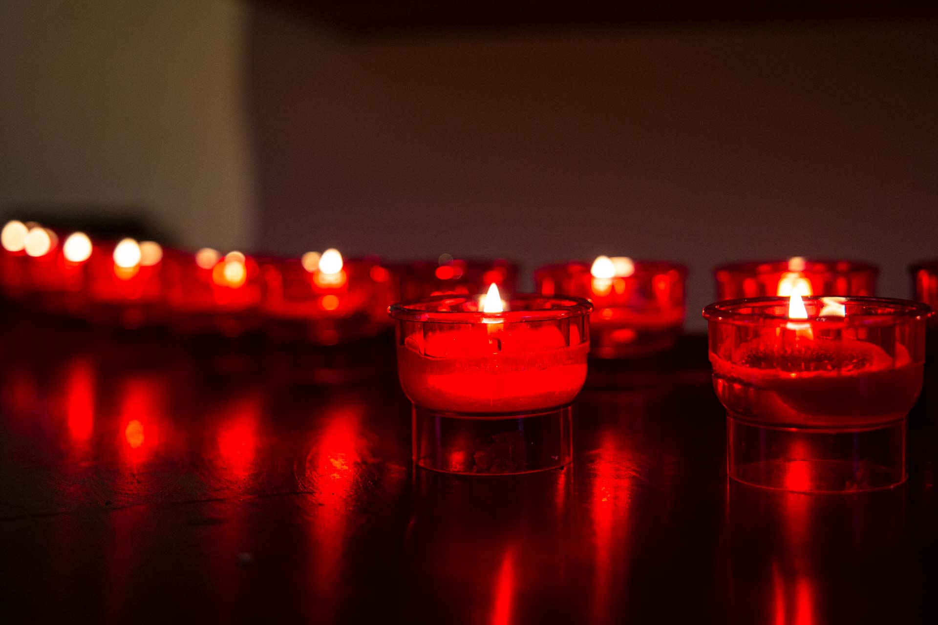 Gedenken an die Toten: die Abtei Münsterschwarzach lädt zu Allerheiligen und Allerseelen ein.