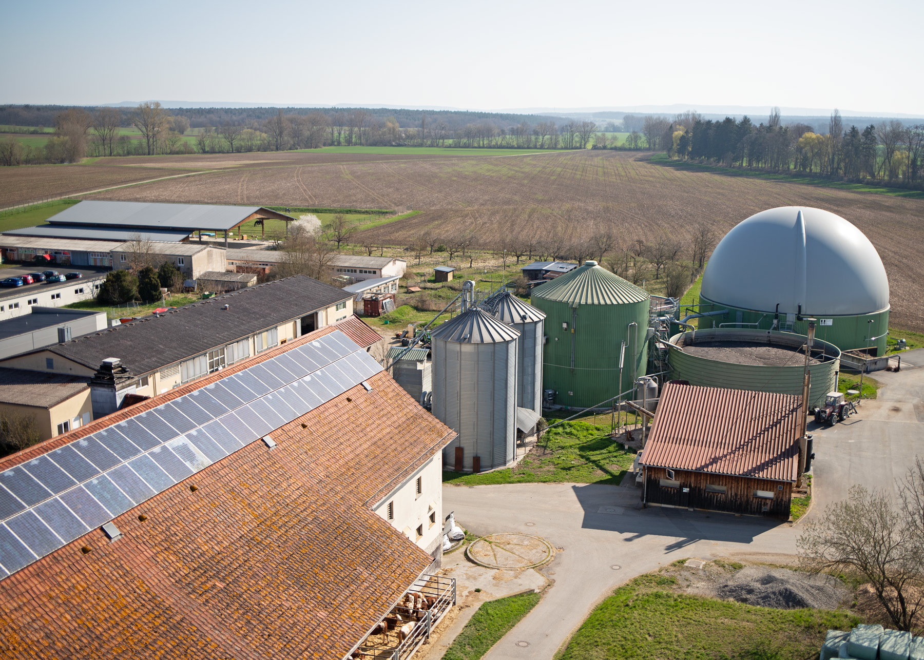 Landwirtschaft mit Photovoltaik und Biogasanlage
