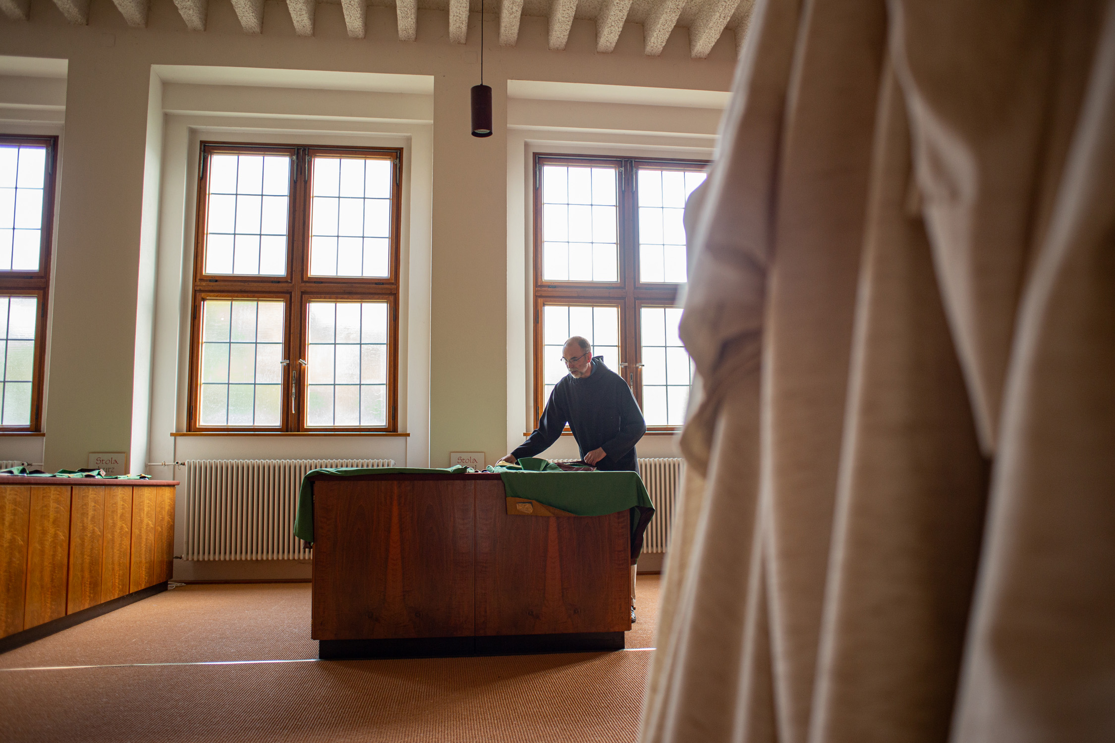 Mönch in der Sakristei