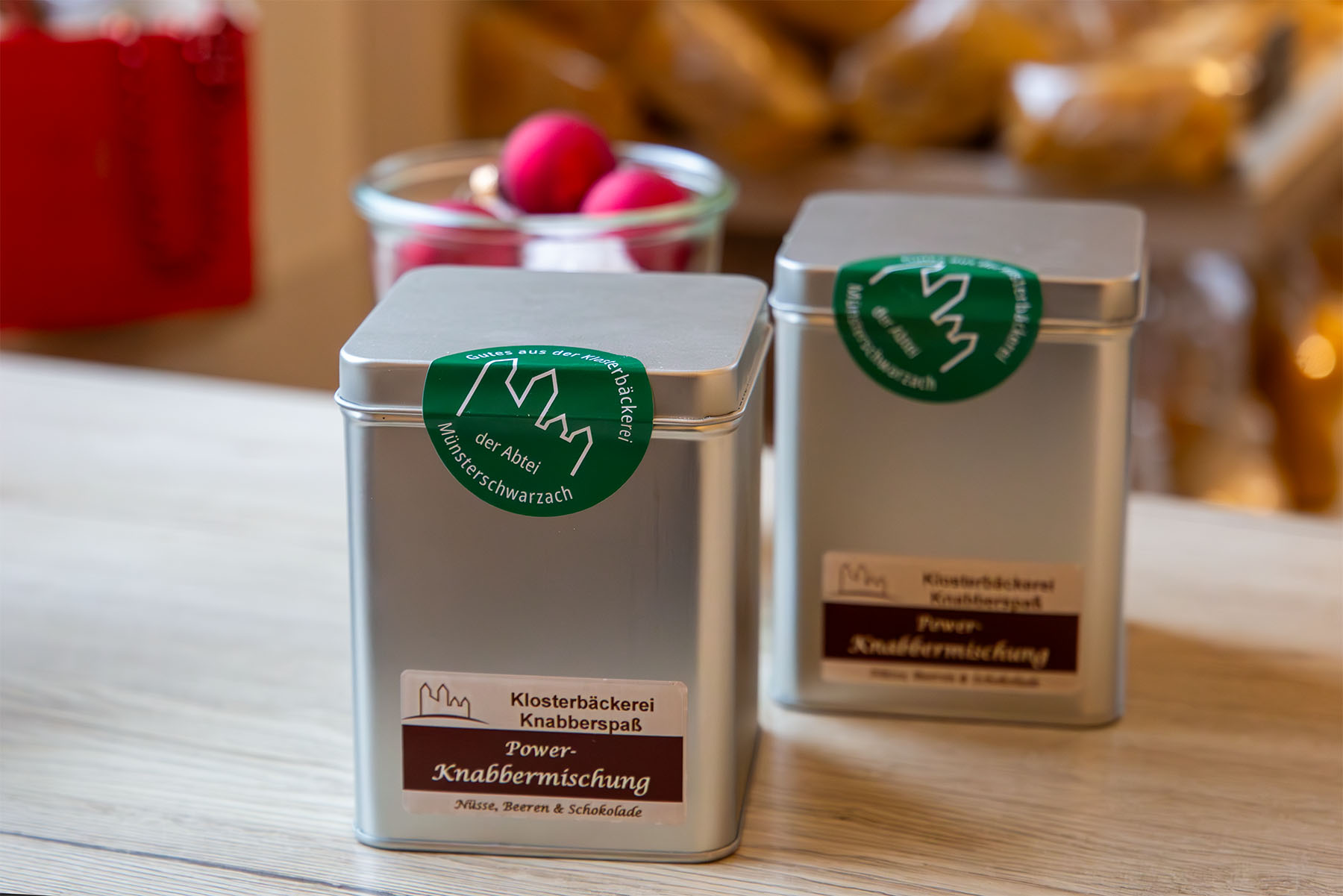 Zwei silberne Dosen gefüllt mit der Knabbermischung