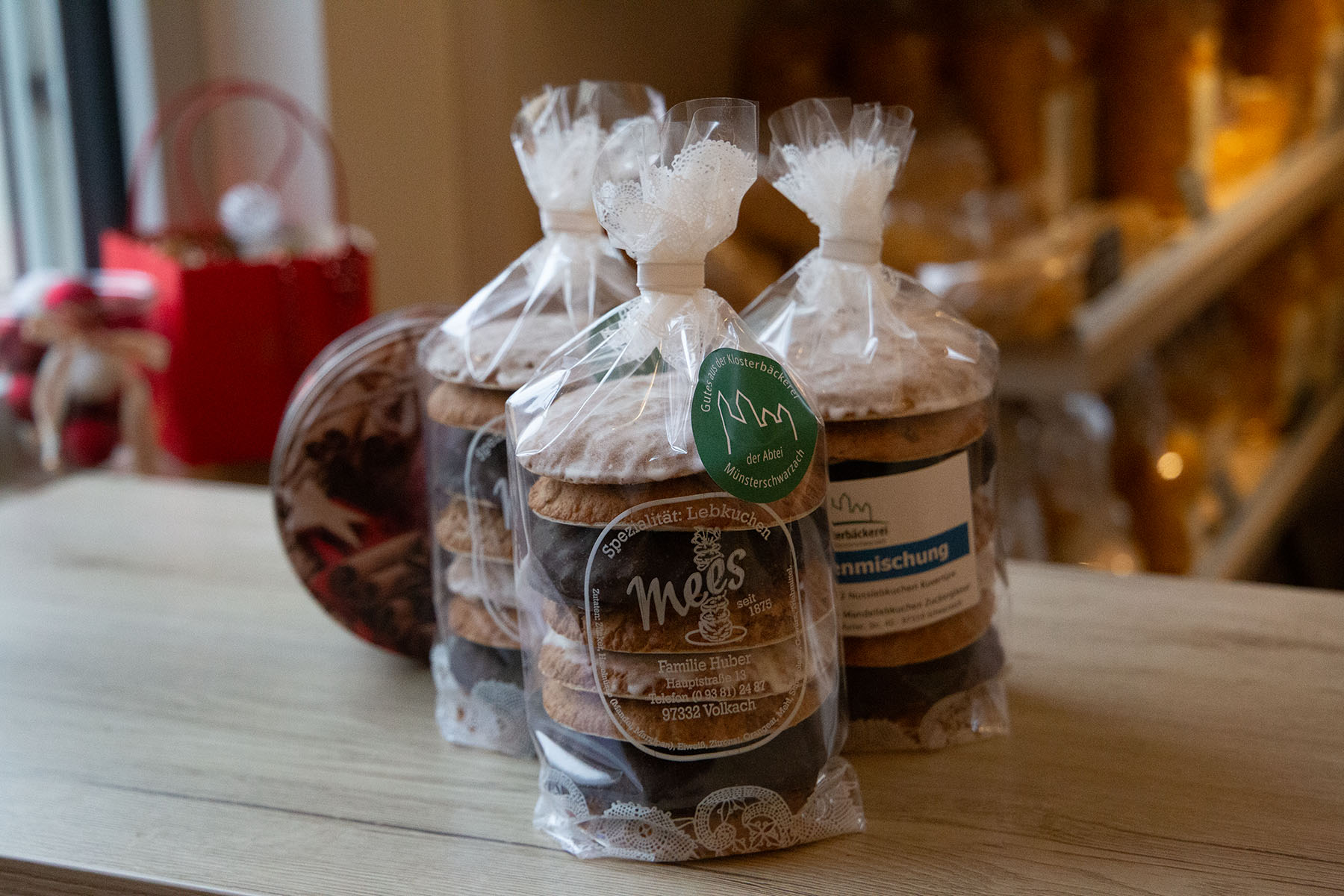 Drei große Packungen mit gemischten Lebkuchen