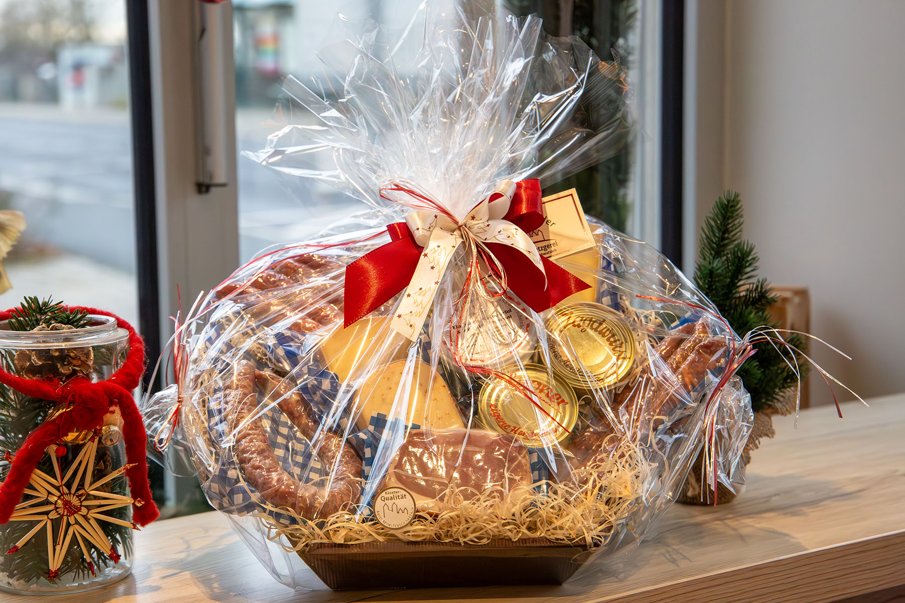 Großer Geschenkkorb mit Wurst in Cellophan eingepackt