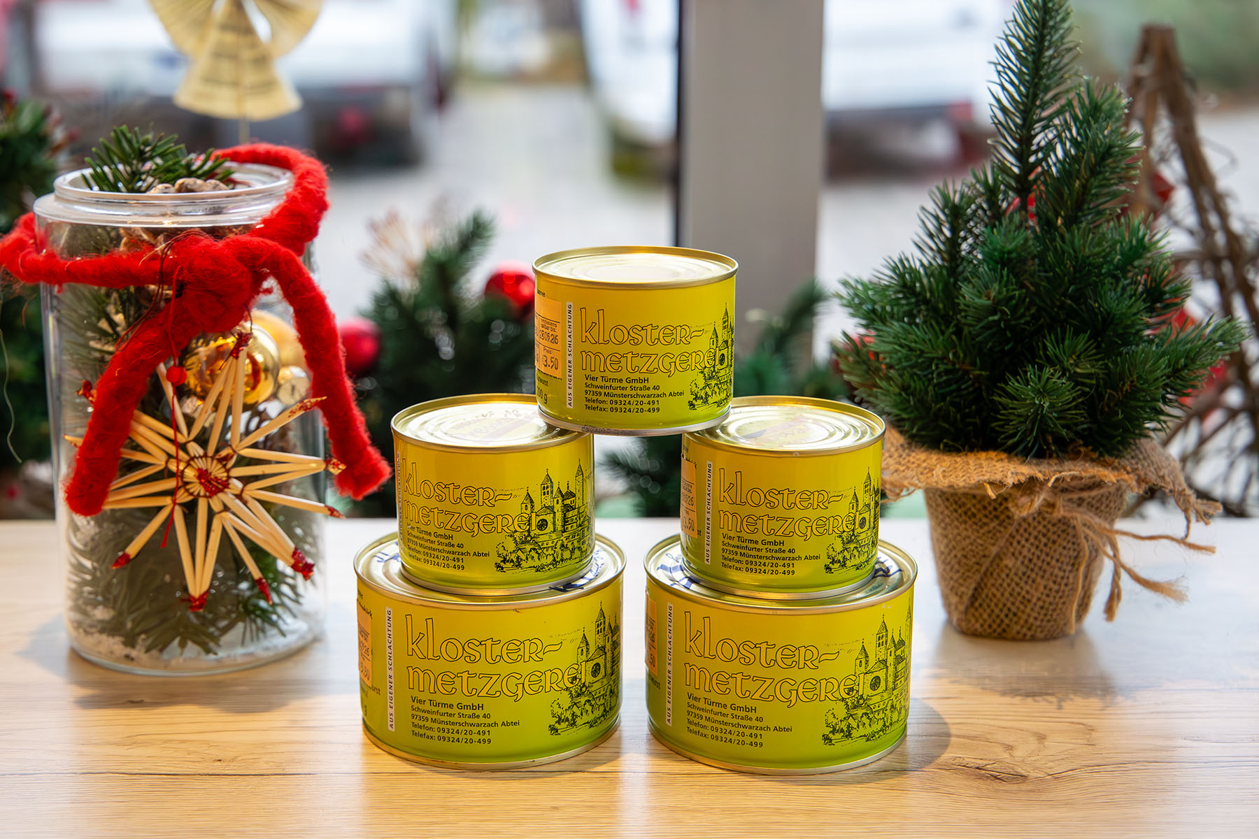 Große und kleine Wurstdosen als Pyramide gestapelt