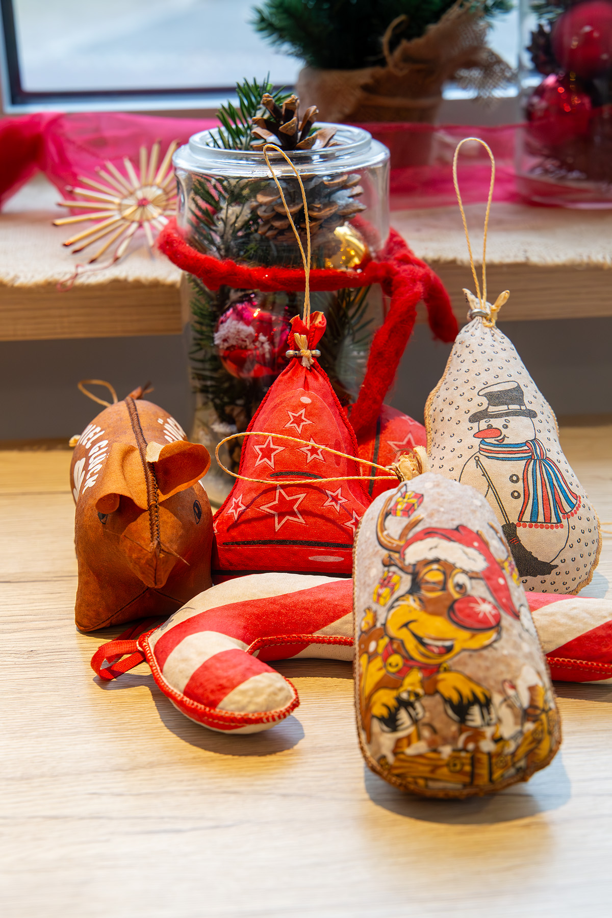 Wurst in lustiger Verpackung: als Glocke, Zuckerstange oder Glücksschwein