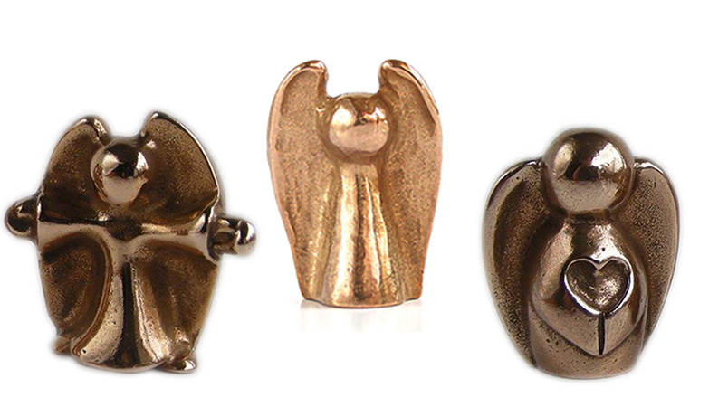 Drei Bronzefiguren in Engelform