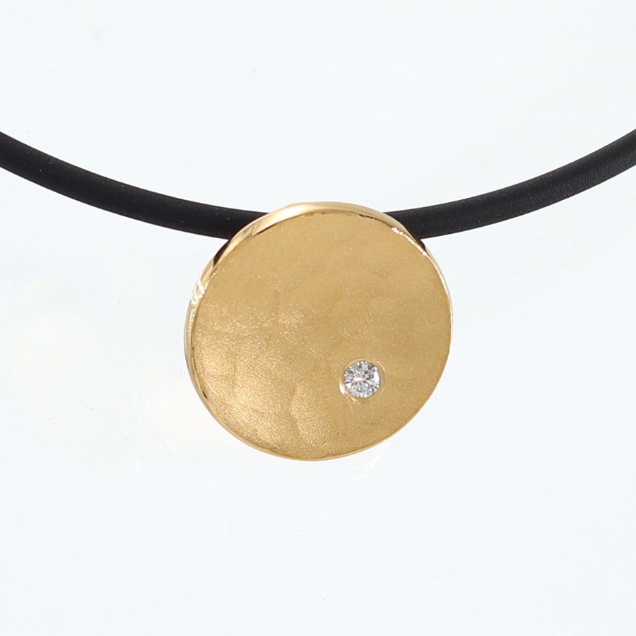 Runder Schmuckanhänger mit einem kleinen Brillianten