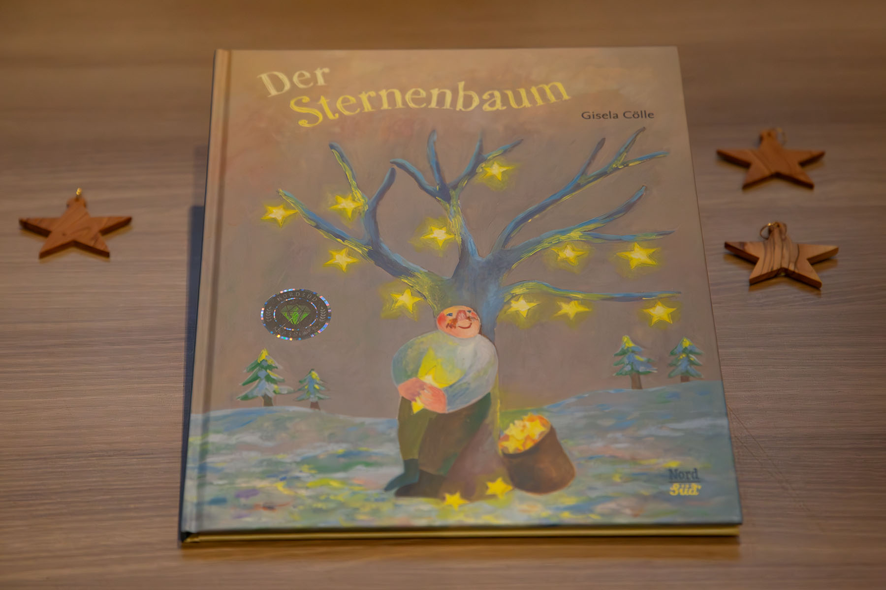Das Buch "Der Sternenbaum" auf einem Tisch