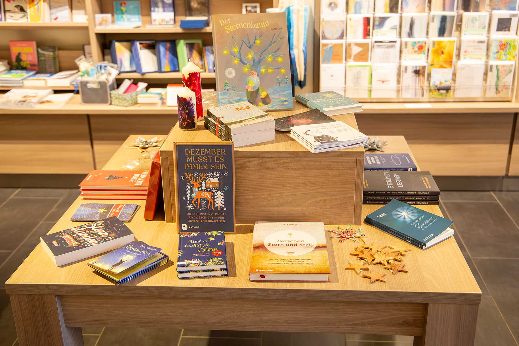 Sternentisch im Buchladen mit Büchern, Kerzen und Sternen