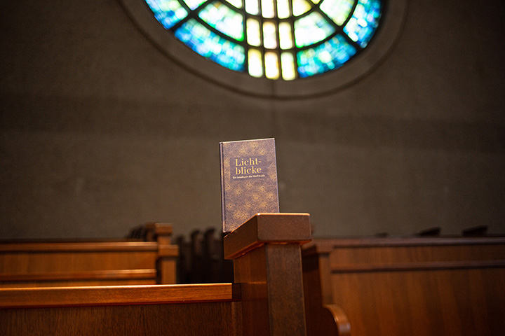 Buch, das auf der Kopfstütze einer Kirchenbank steht
