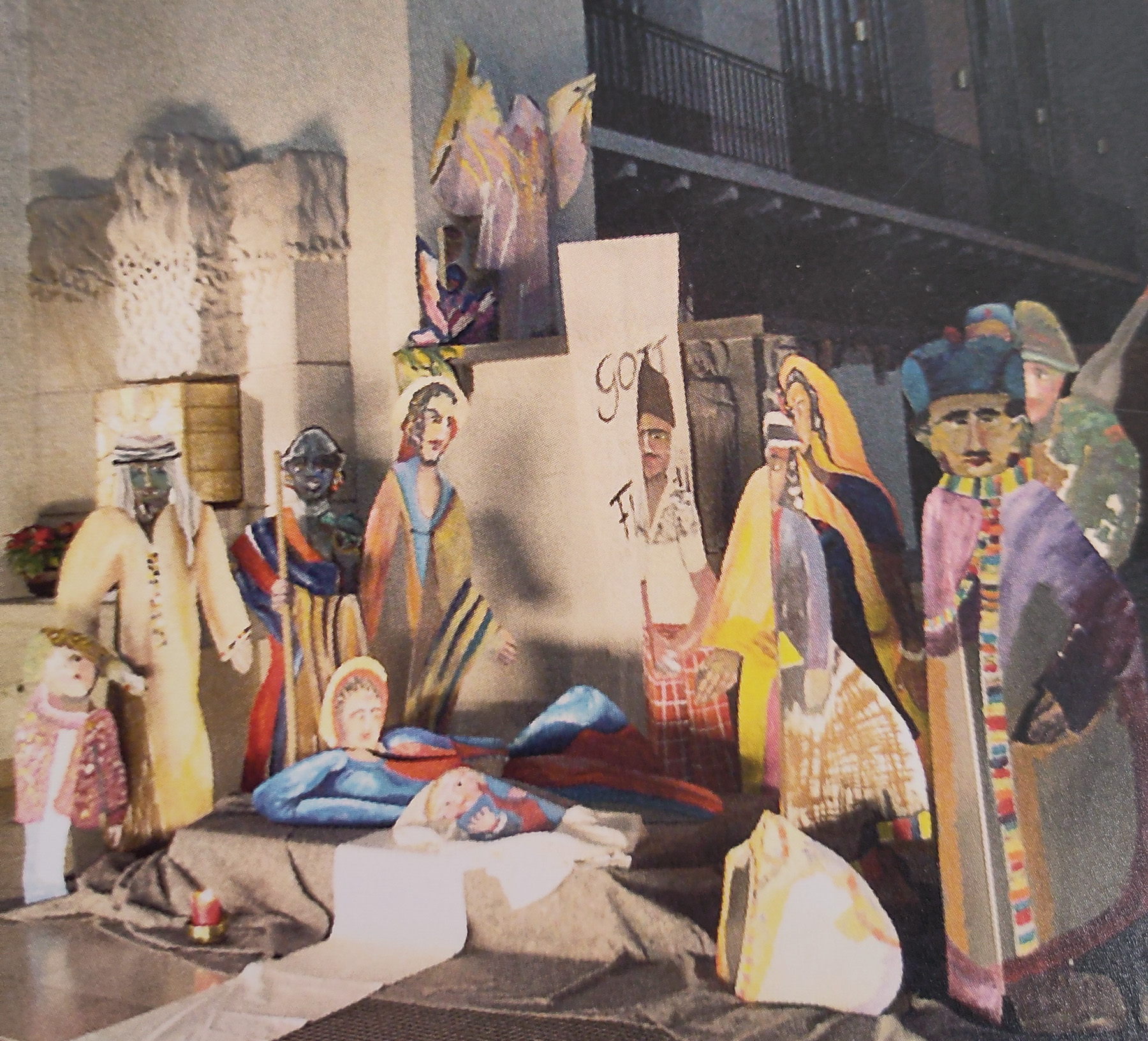 AllerweltsKrippe: menschengroße Figuren in bunter Kleidung stellen die Krippenszene nach