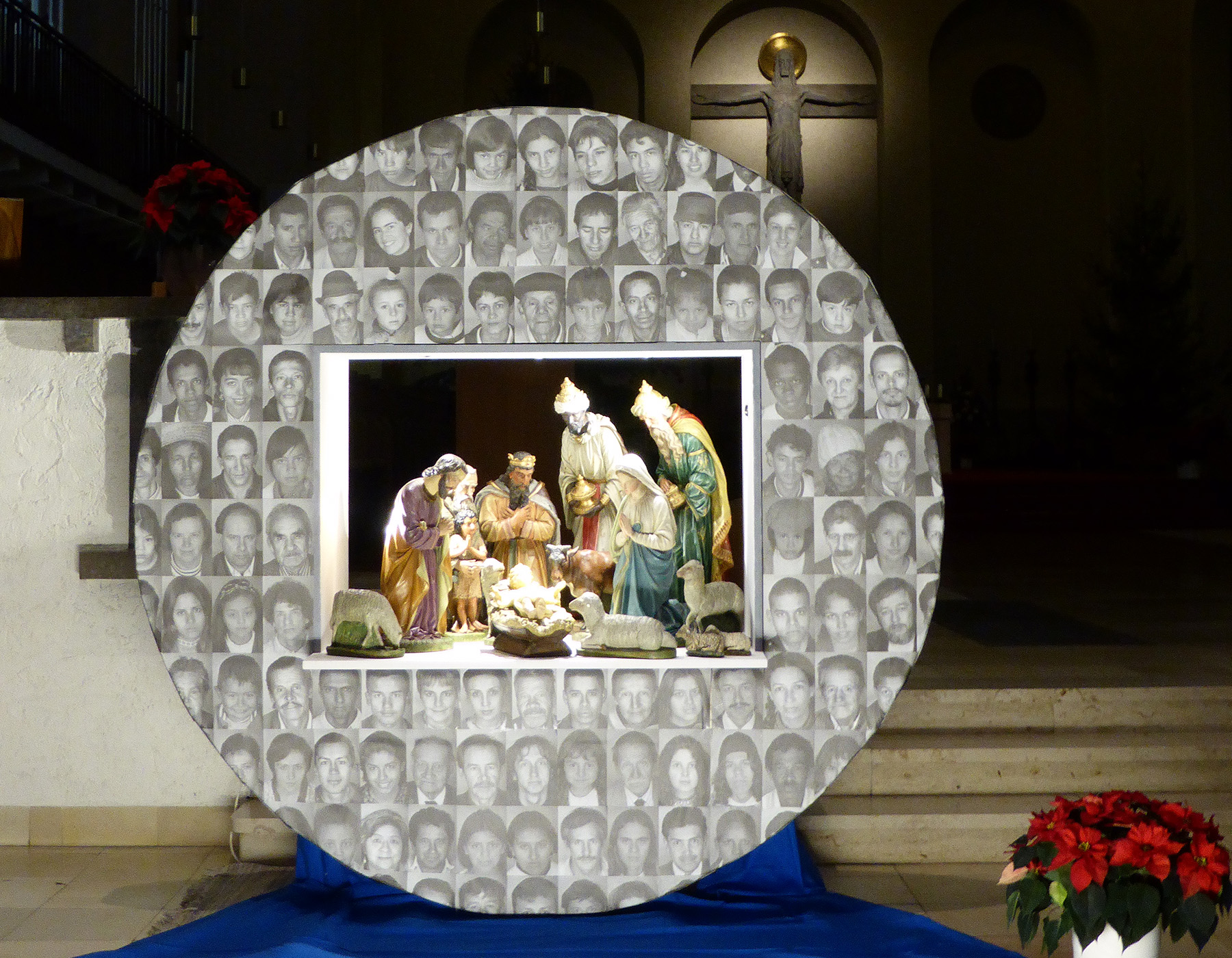 MenschenKrippe: Kugel mit Passfotos, in der Mitte die Krippenszene