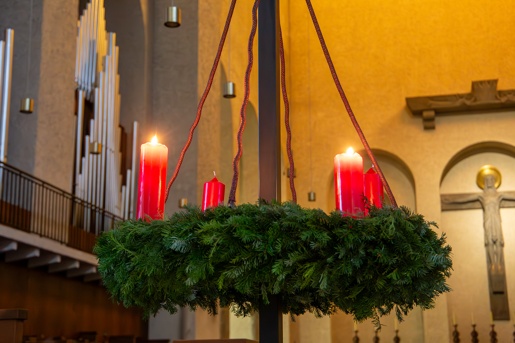 Adventskranz, bei dem zwei Kerzen angezündet sind.