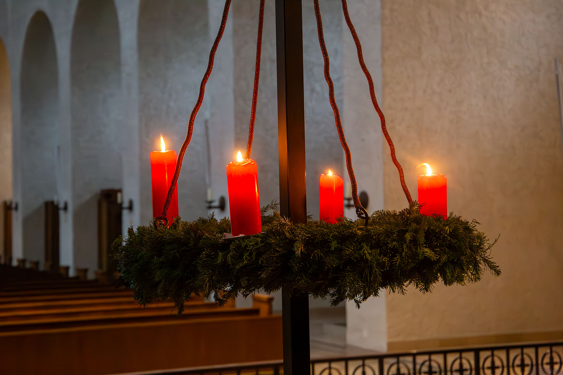 Adventskranz, bei dem vier Kerzen angezündet sind.