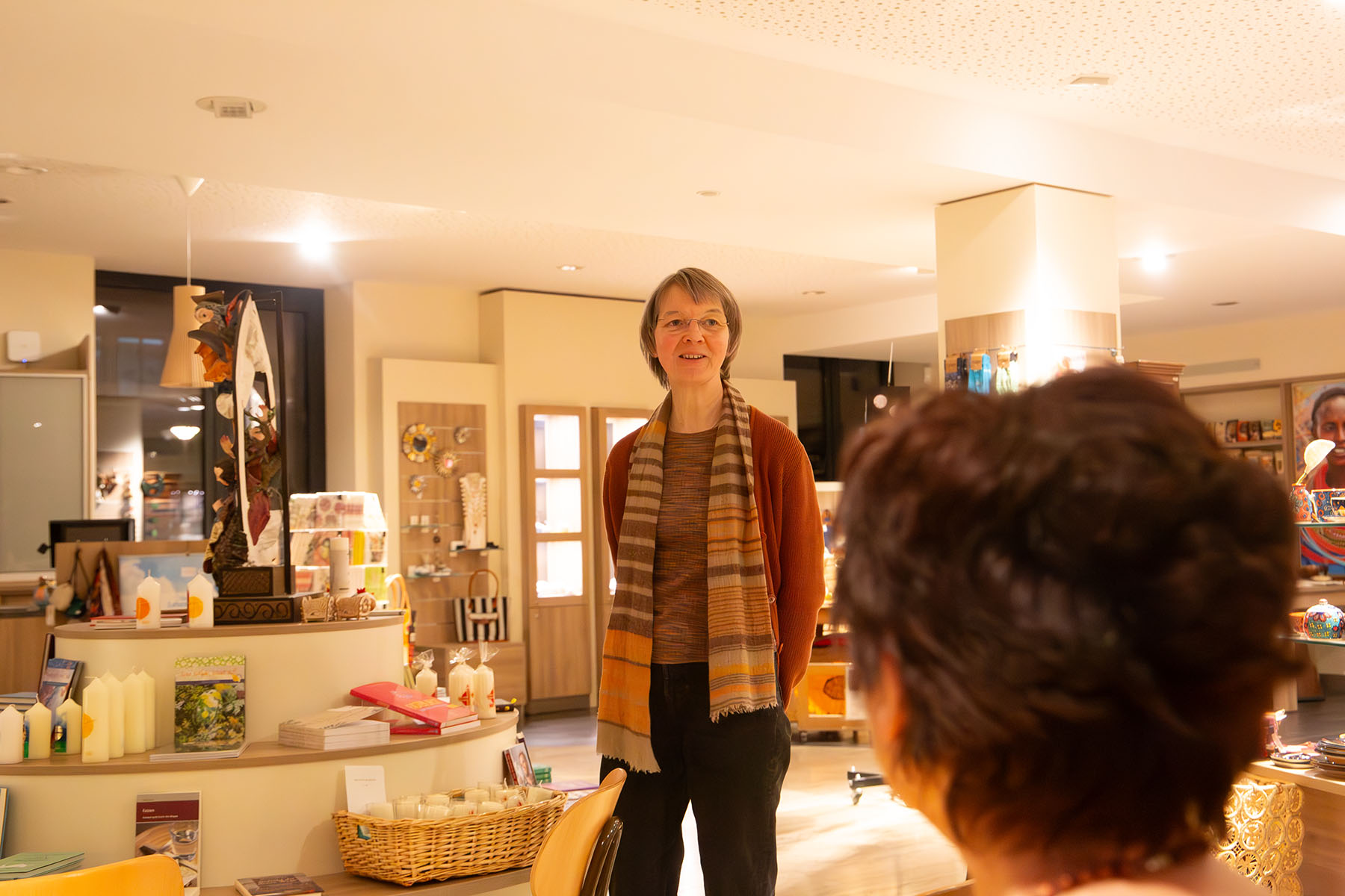 Frau steht in Buchladen