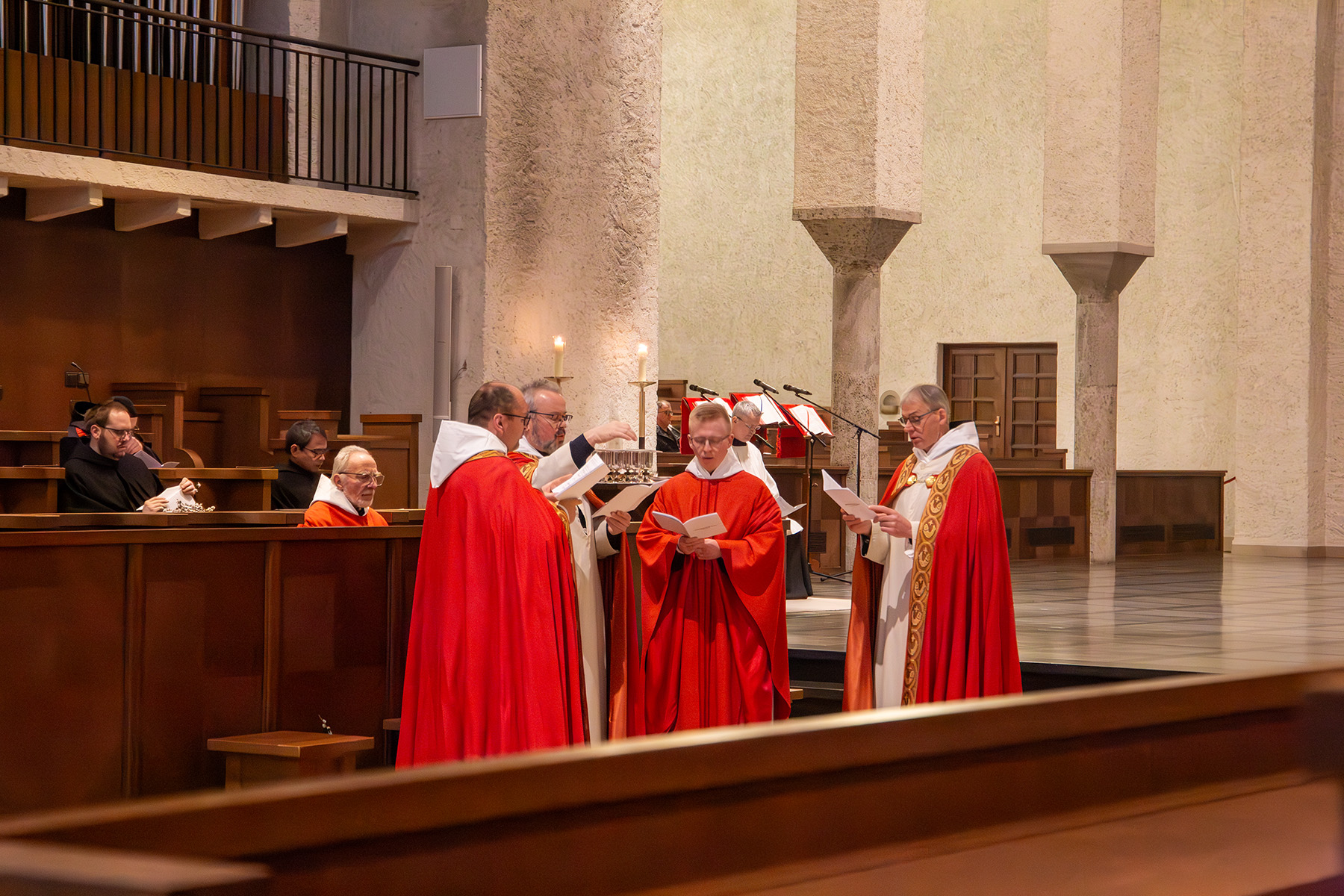 Gruppe von Mönchen im roten Gewand beim Singen