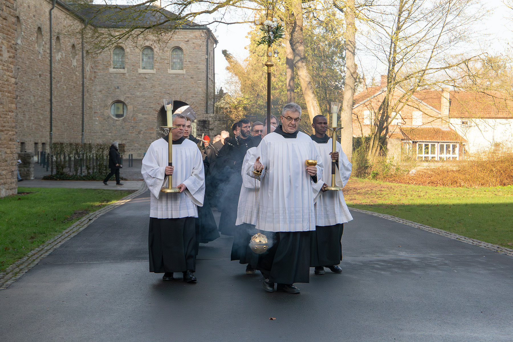 Ministranten mit Weihrauch und Kerzen bei Prozession