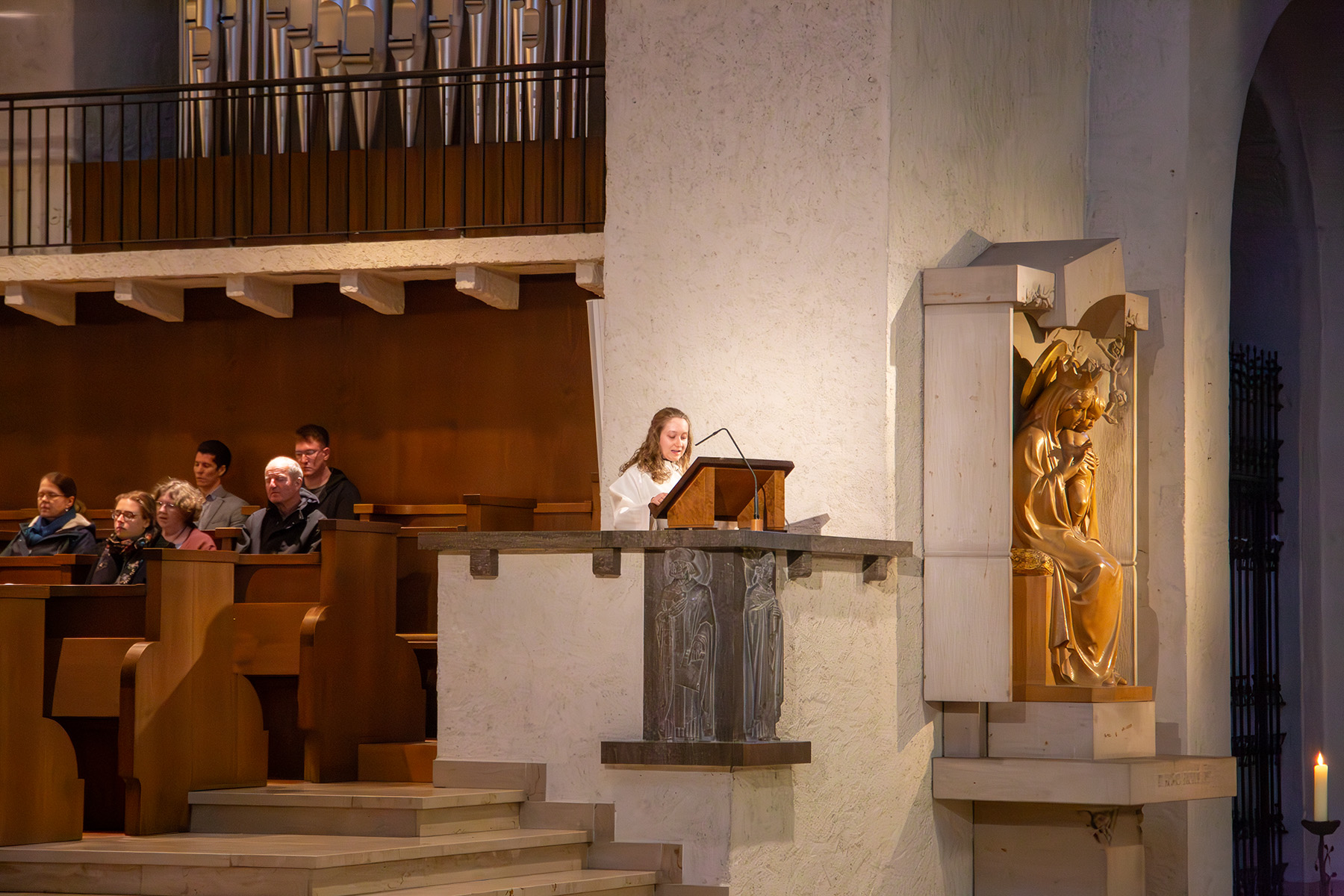 Junge Frau am Rednerpult