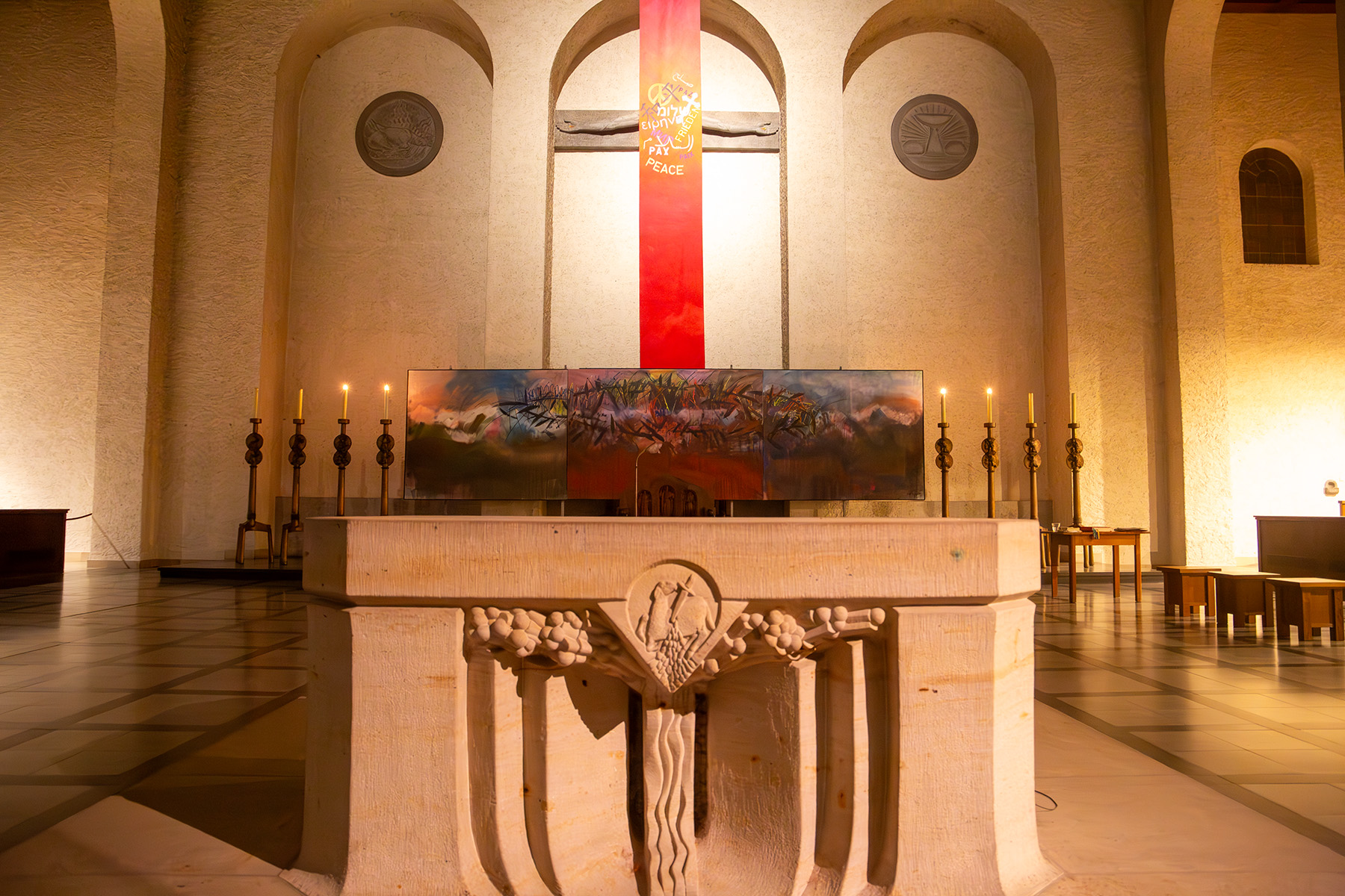 Leergeräumter Altar in Abteikirche