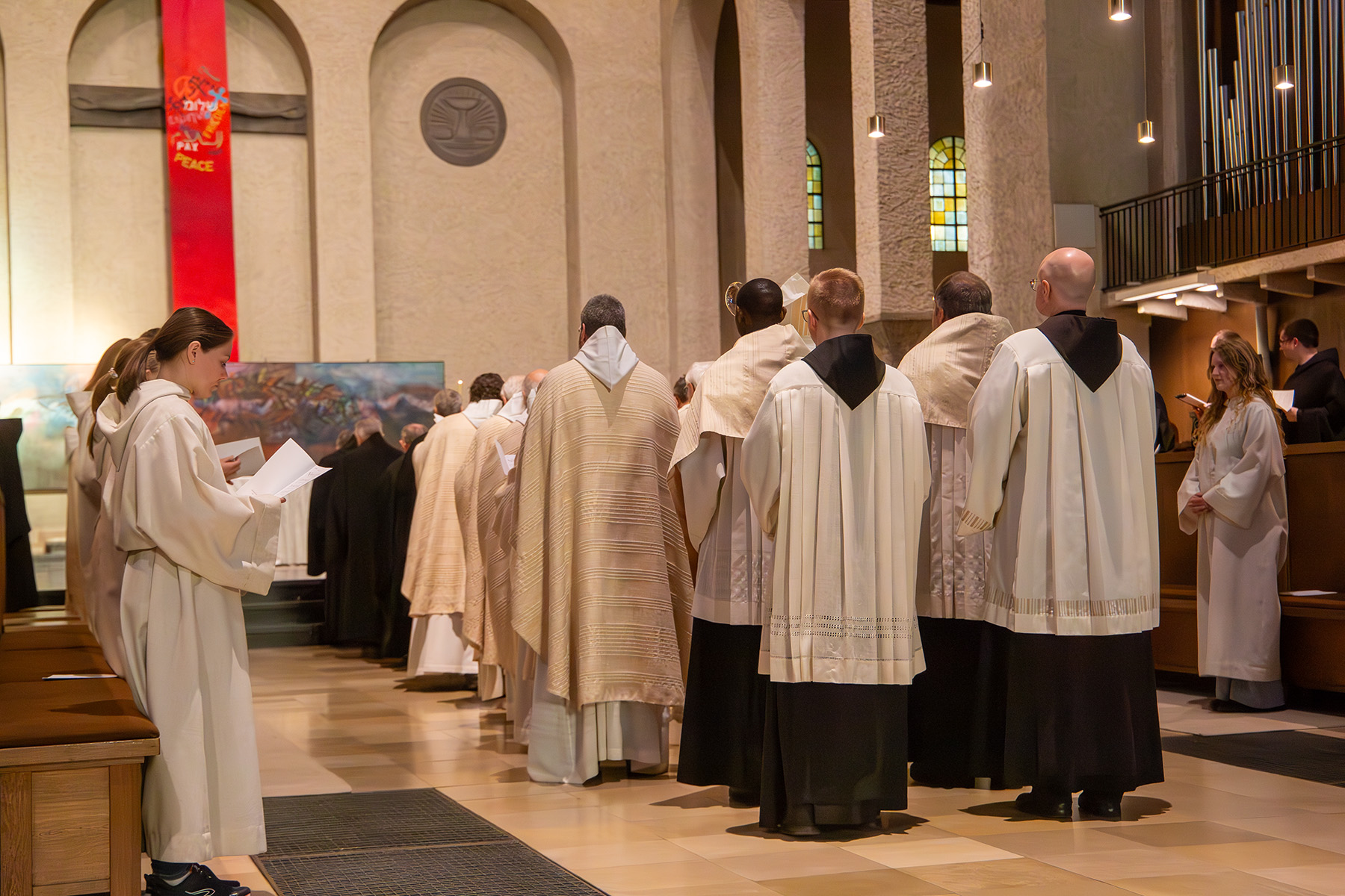 Mönche in festlichen Gewändern beim Einzug