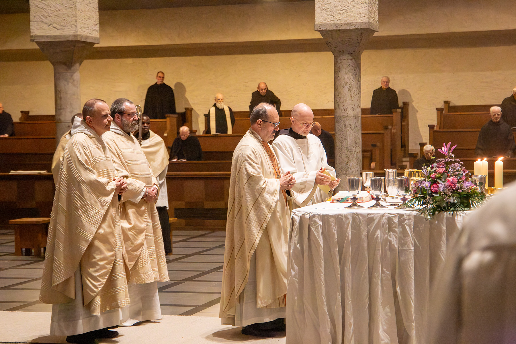 Mönche vor dem Altar mit Abendmahlskelchen