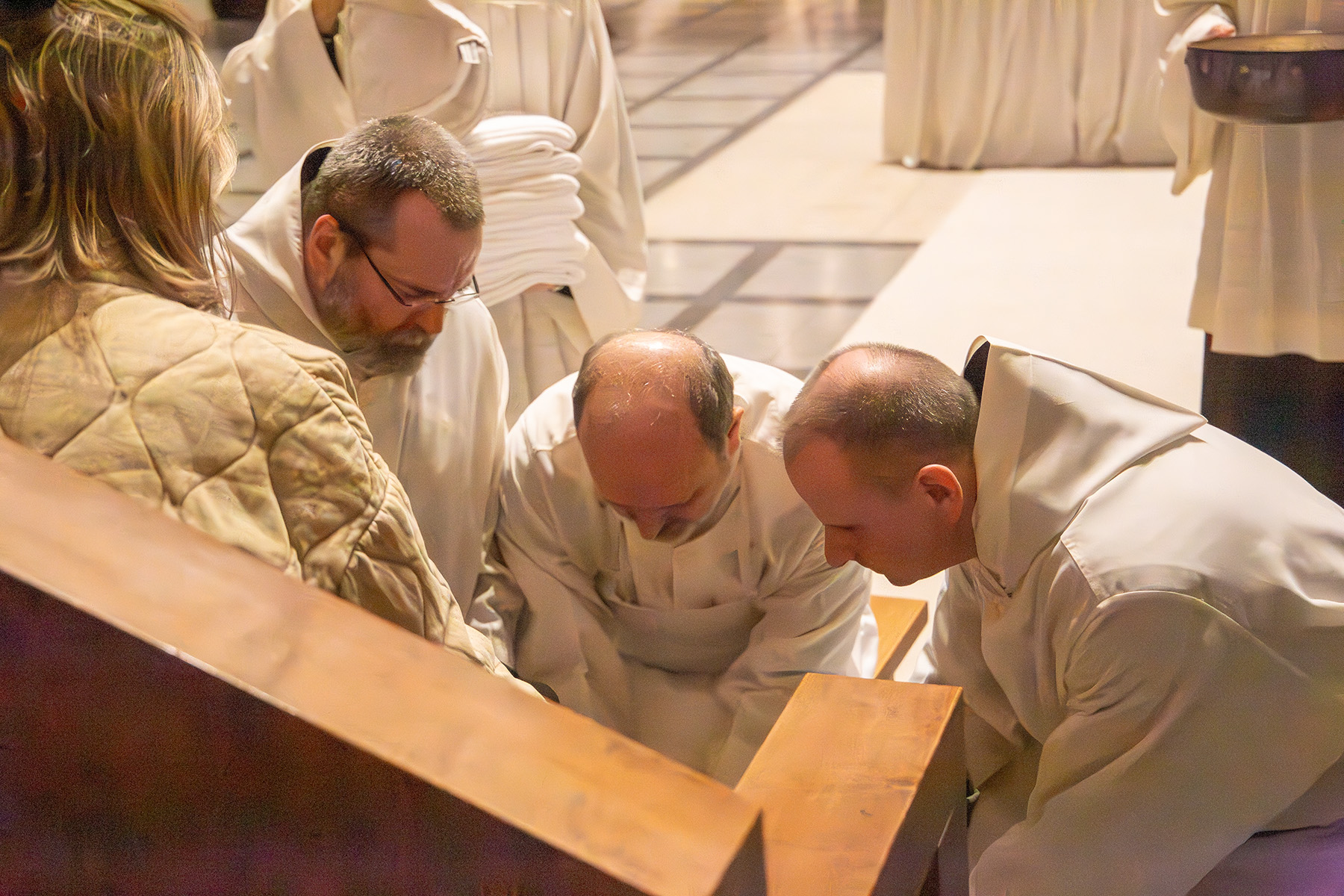 Mönche waschen junger Frau die Füße