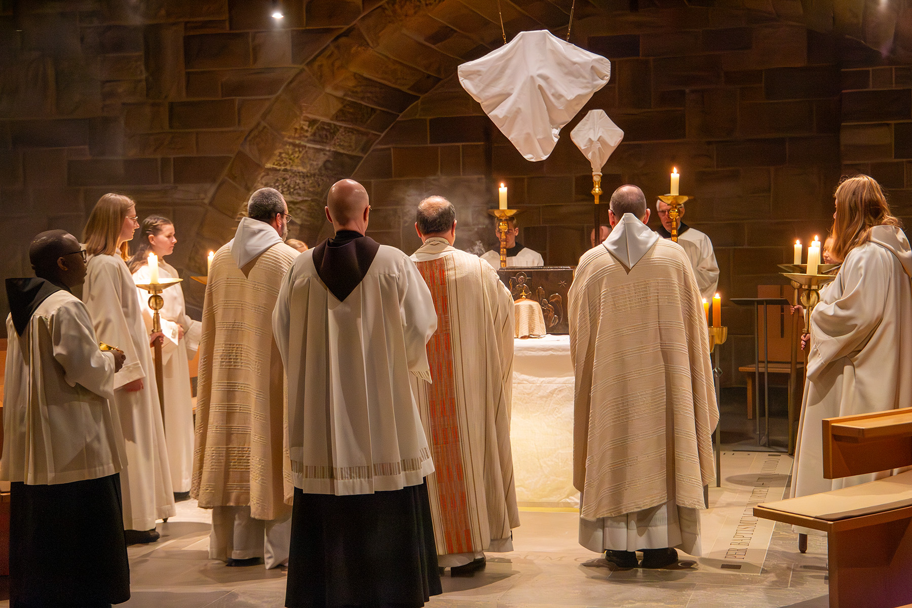 Gruppe von Gläubigen in der Krypta