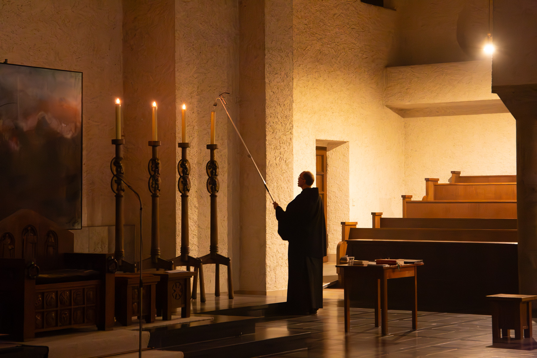 Mönch löscht Kerzen