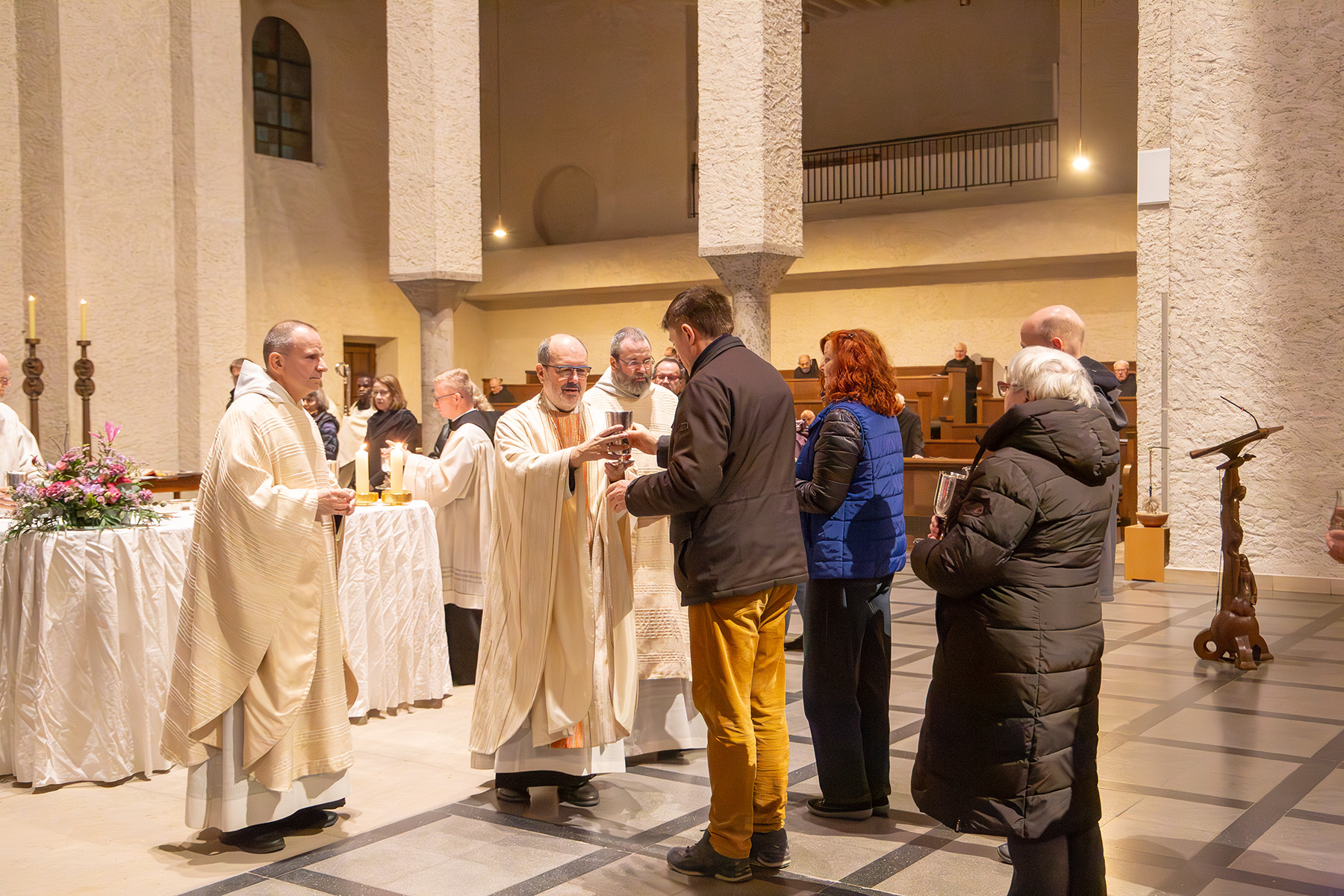 Menschengruppe im Altarraum der Abteikirche