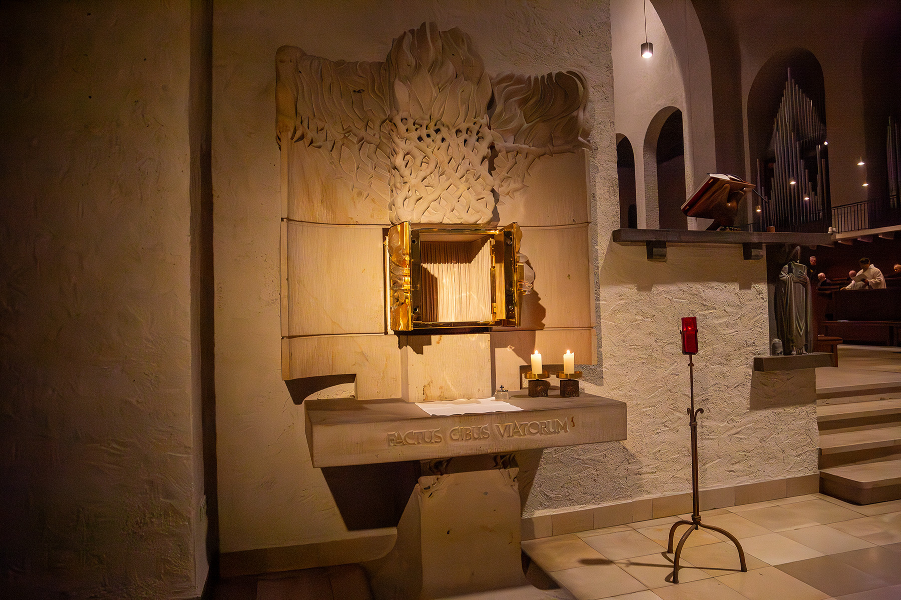 Leerer geöffneter Schrank in der Abteikirche