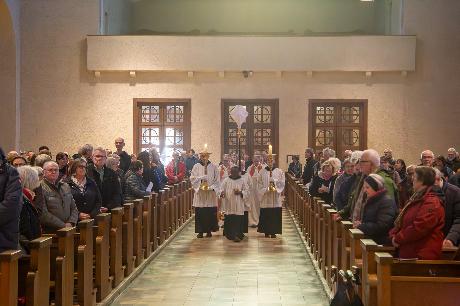 Einzug Mönche mit Kerzen und verhülltem Kreuz