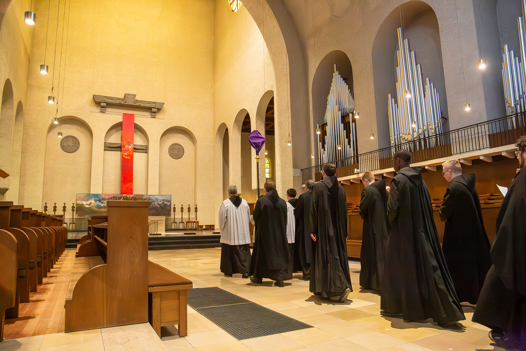 Einzug Mönche in Kirche mit verhülltem Kreuz