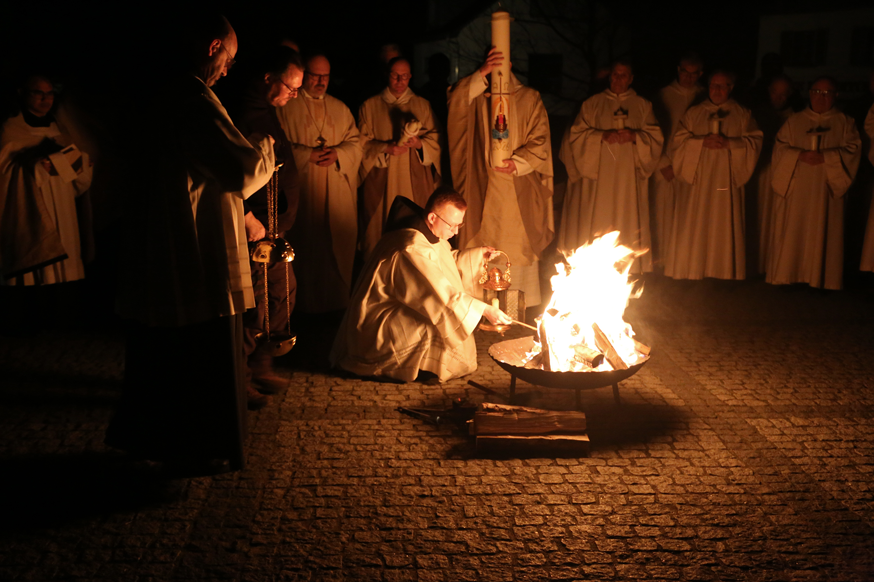 Mönch am offenen Feuer
