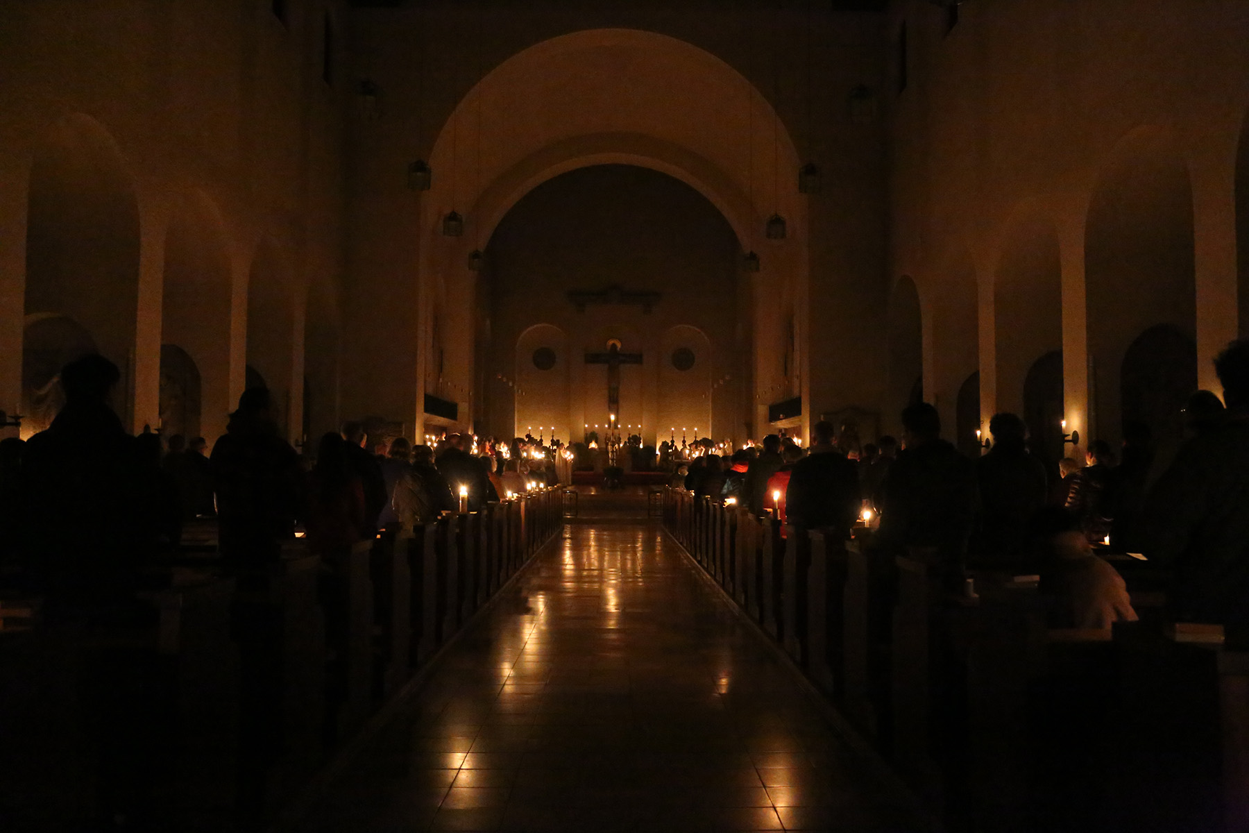 Dunkle Kirche mit Kerzen