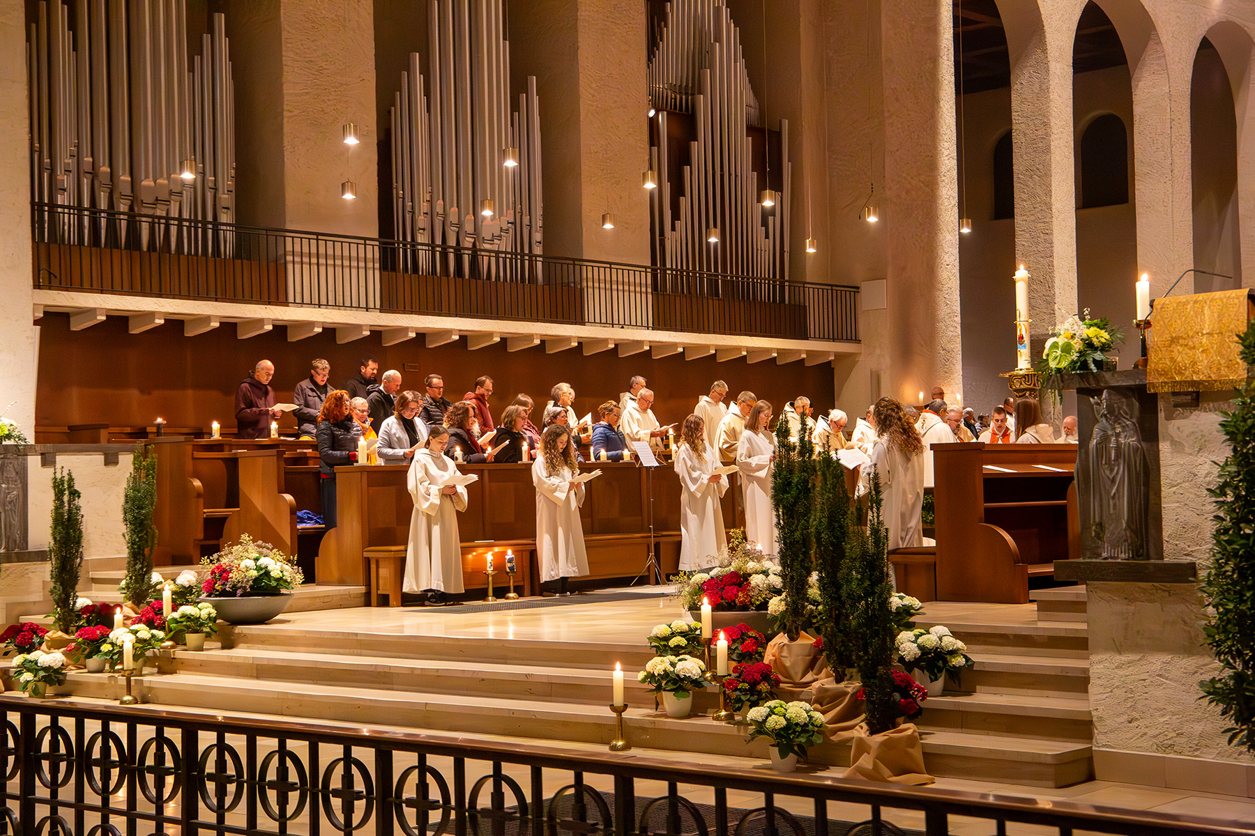 Menschen im Chorraum der Kirche