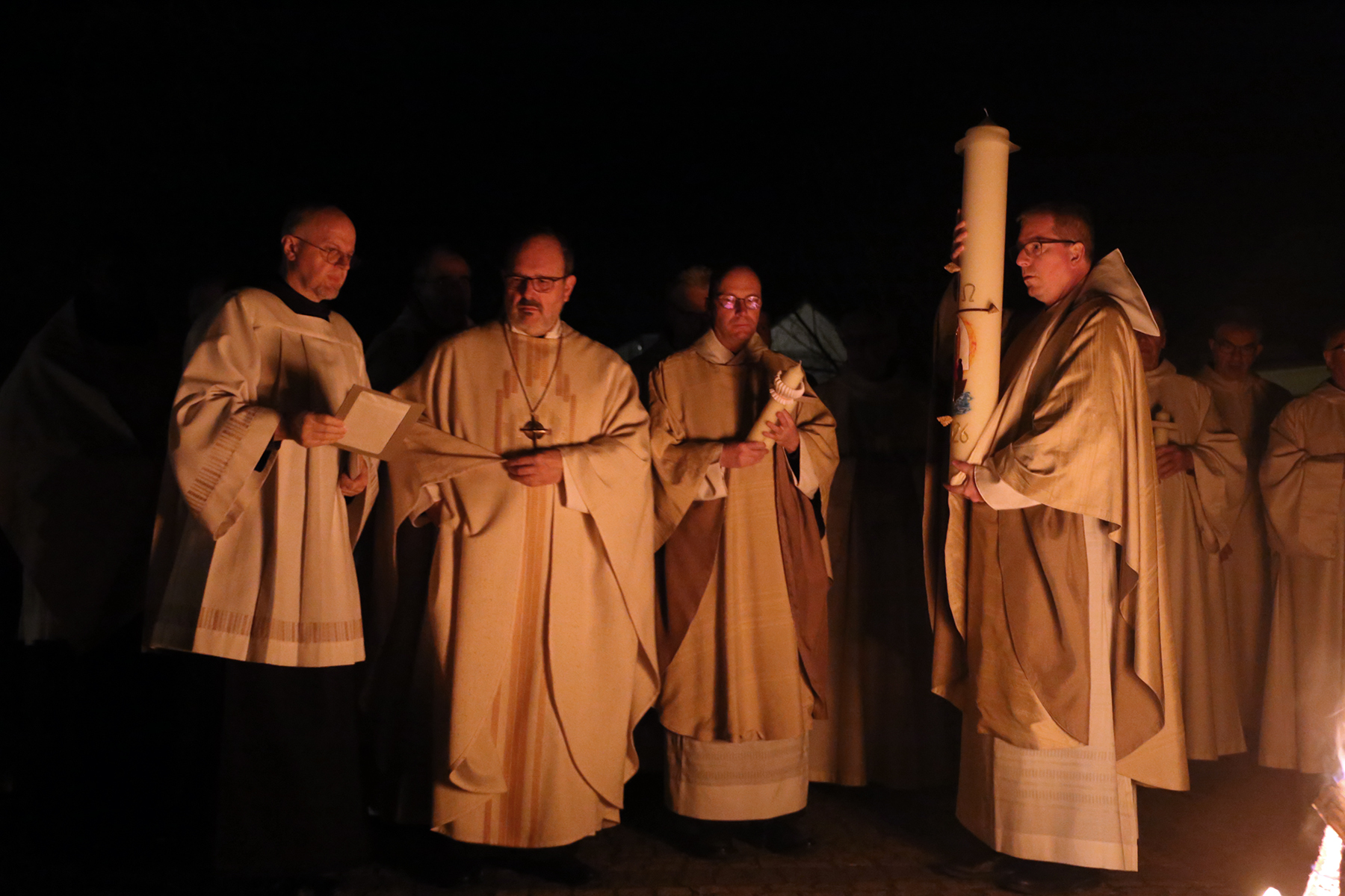 Mönche mit großer Kerze