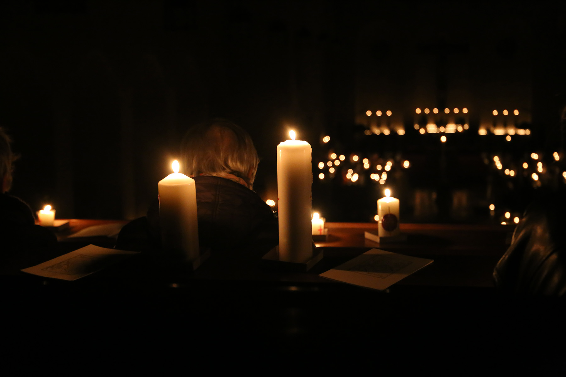 Kerzen in dunkler Kirche