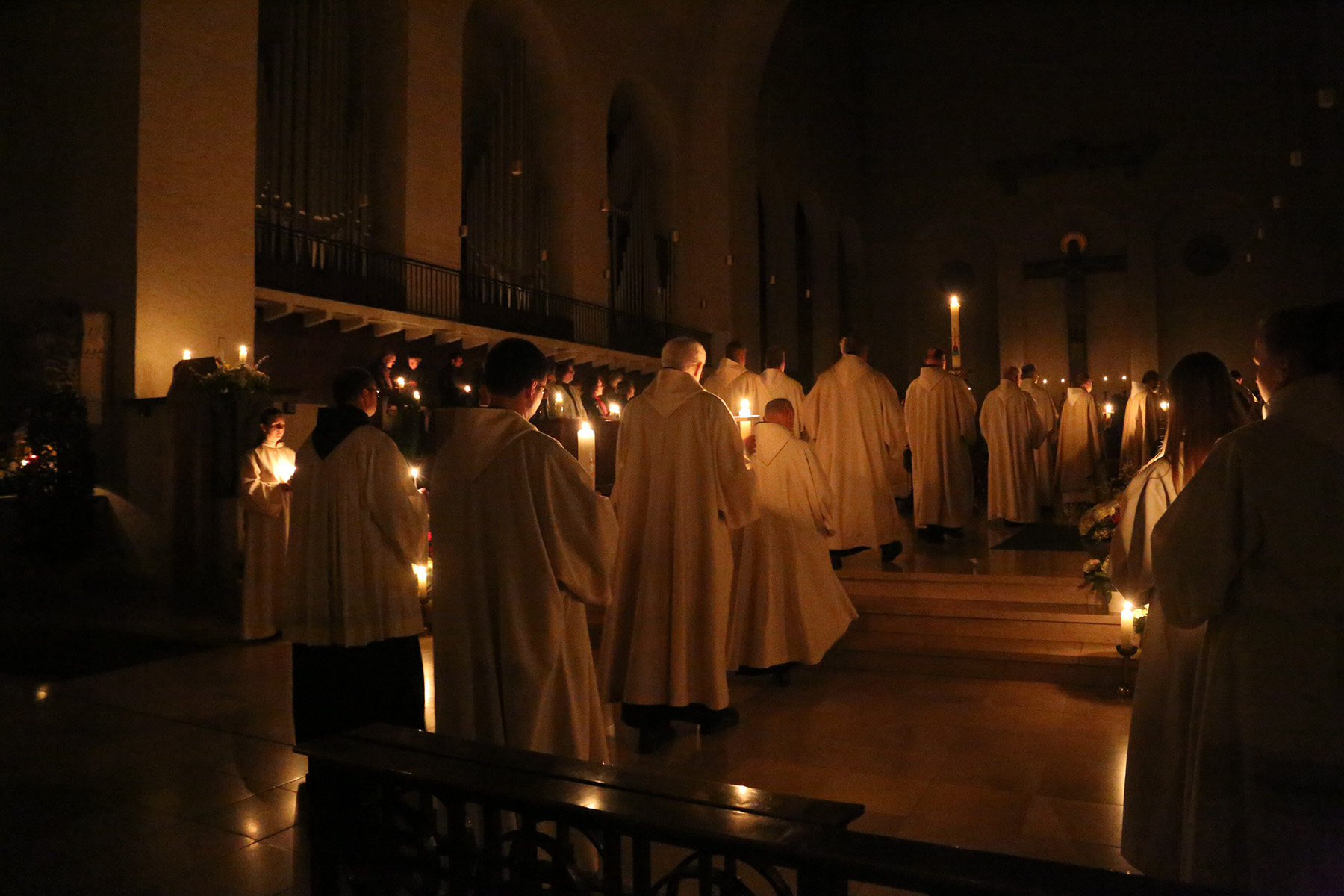 Mönche mit Kerzen in Dunkelheit