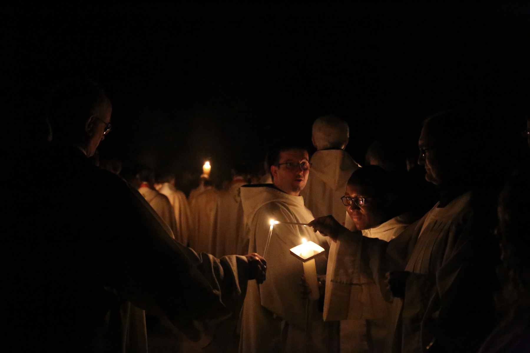 Mönche entzünden Kerzen