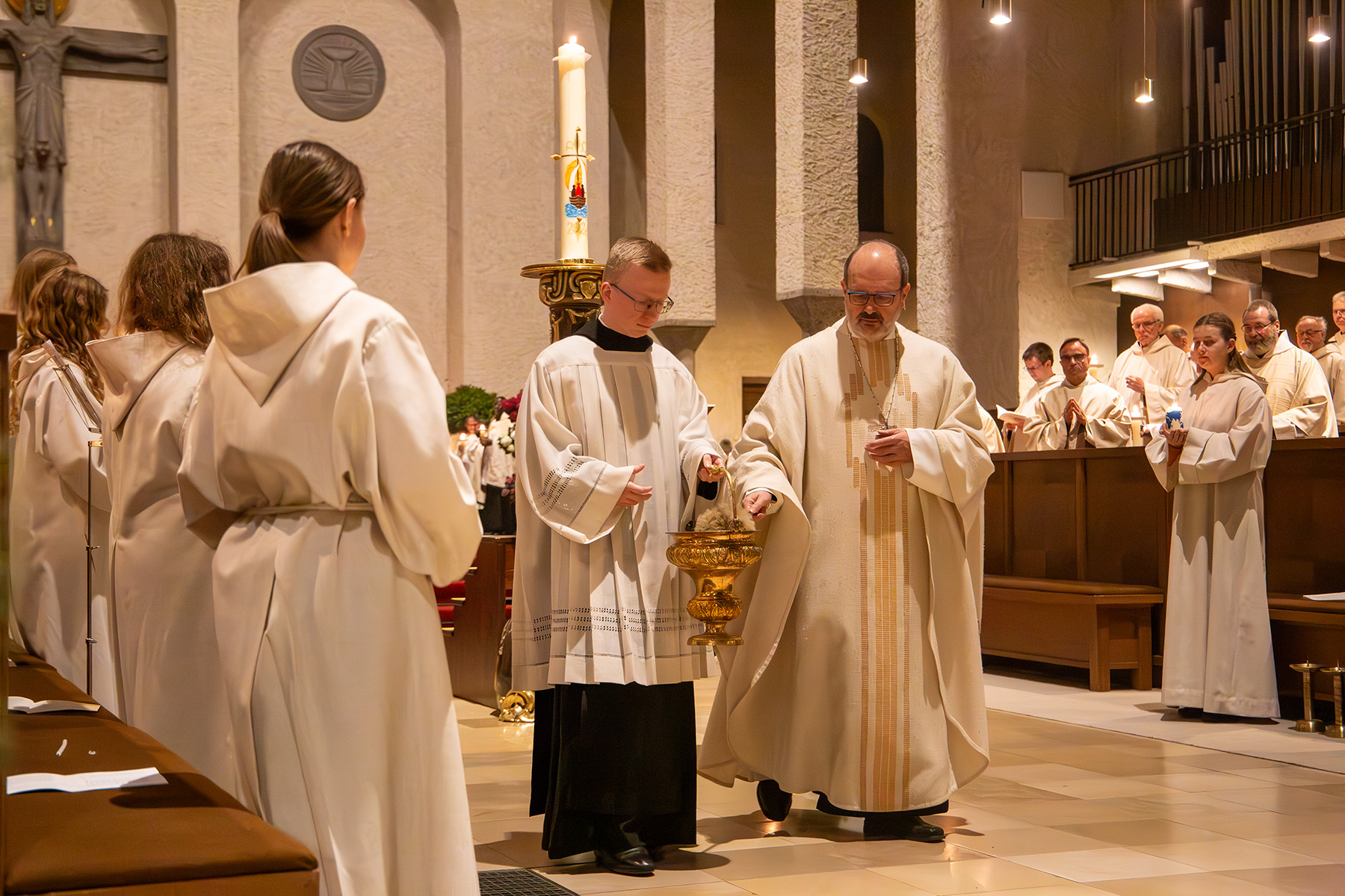 Mönch und Abt mit Kessel in der Abteikirche