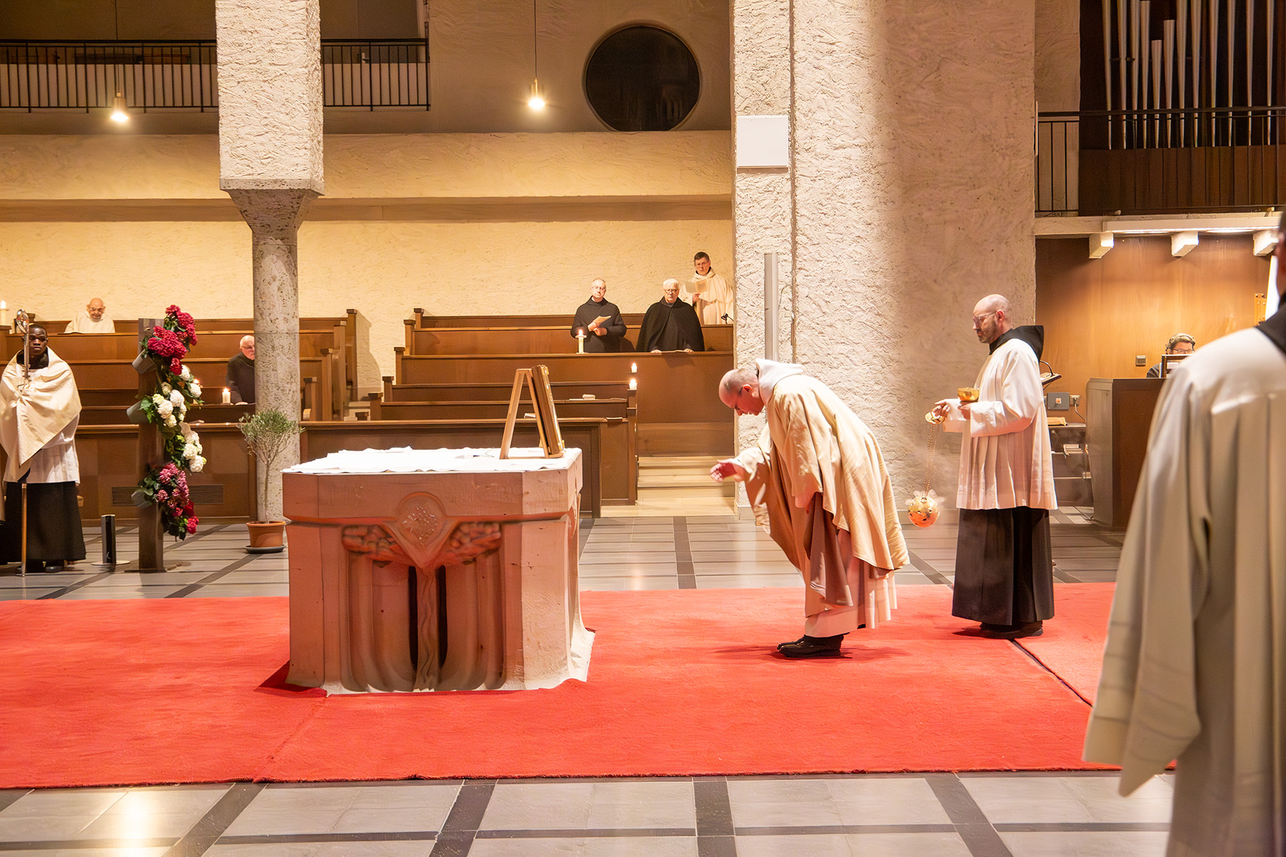 Mönch verbeugt sich vor Altar