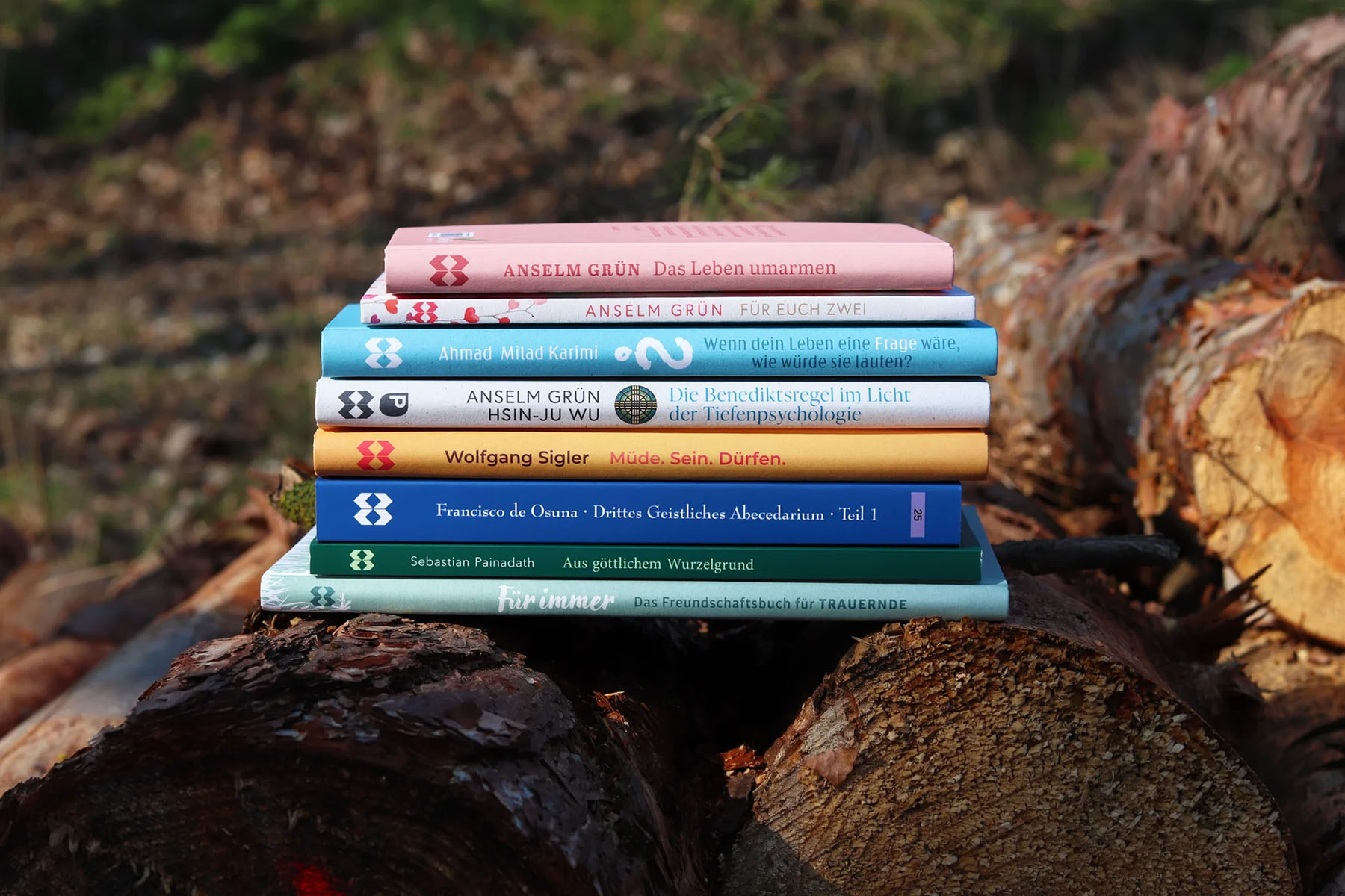 Bücherstapel auf Holzstämmen