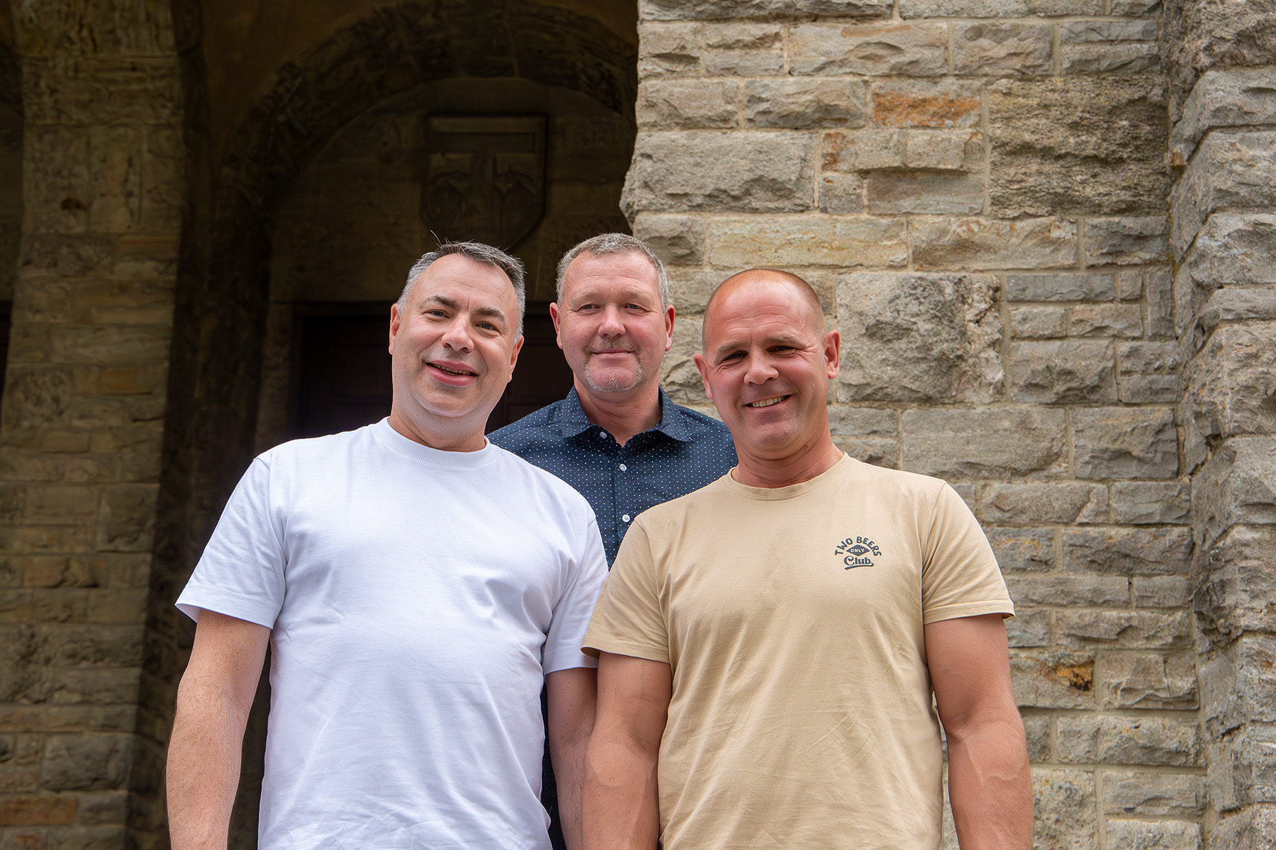 Drei Männer vor Abteikirche