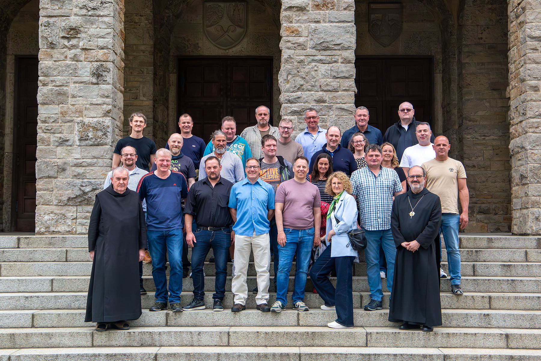 Gruppenfoto der ehemaligen Lehrlinge mit Partnern, Abt Michael und Br. Florian