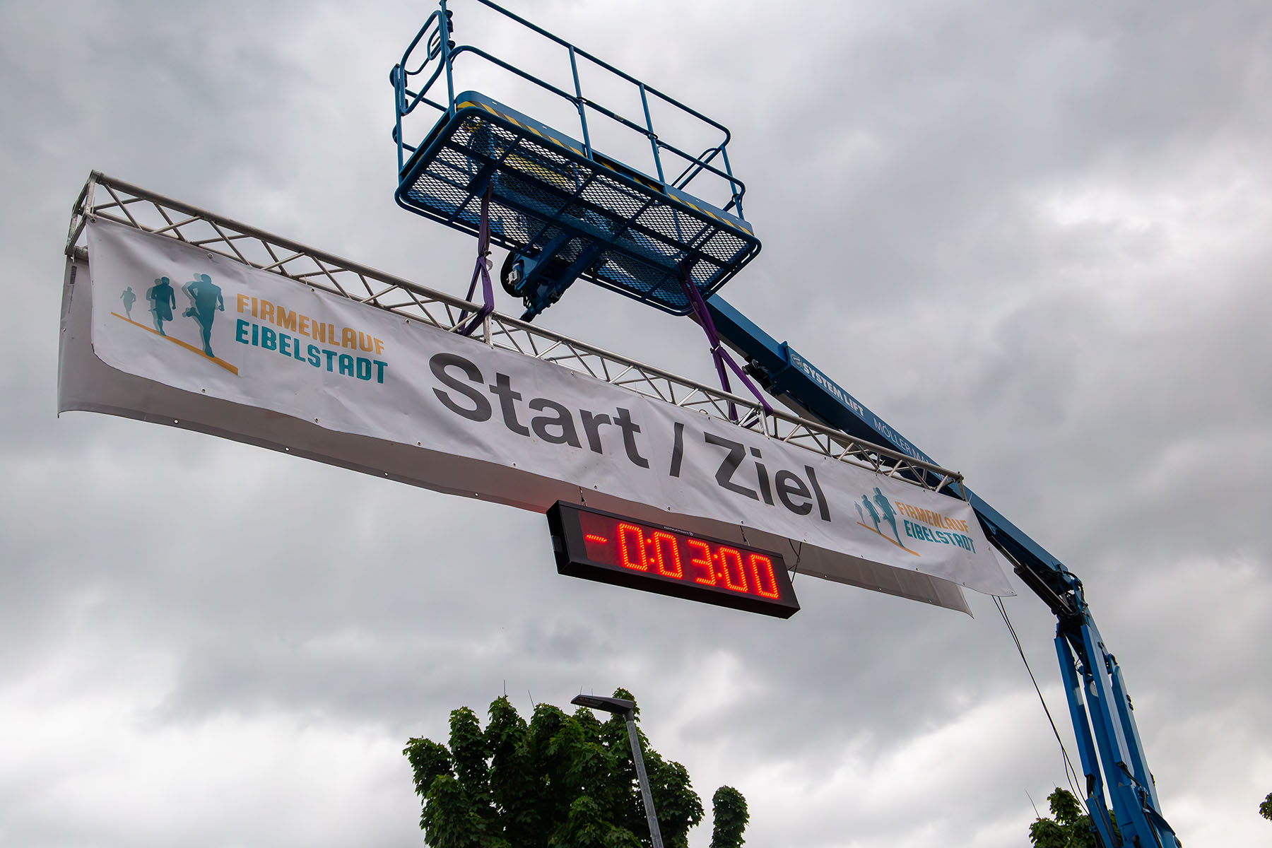 Flagge mit Beschriftung "Start/Ziel" und digitaler Uhr