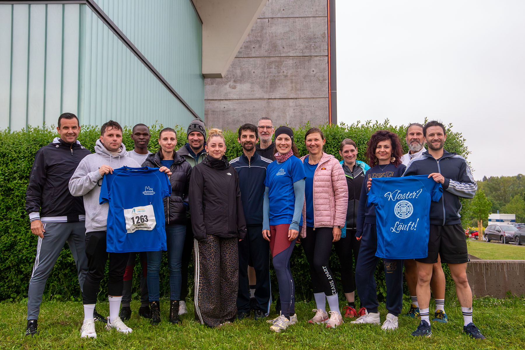 Gruppenbild mit jungen Menschen in Sportkleidung