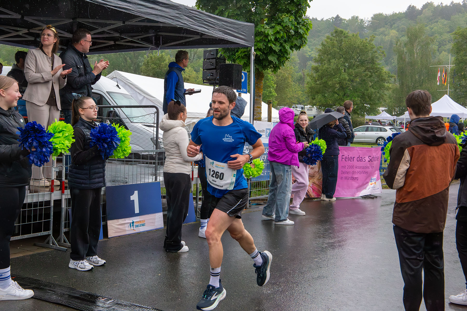 Junger Mann beim Zieleinlauf