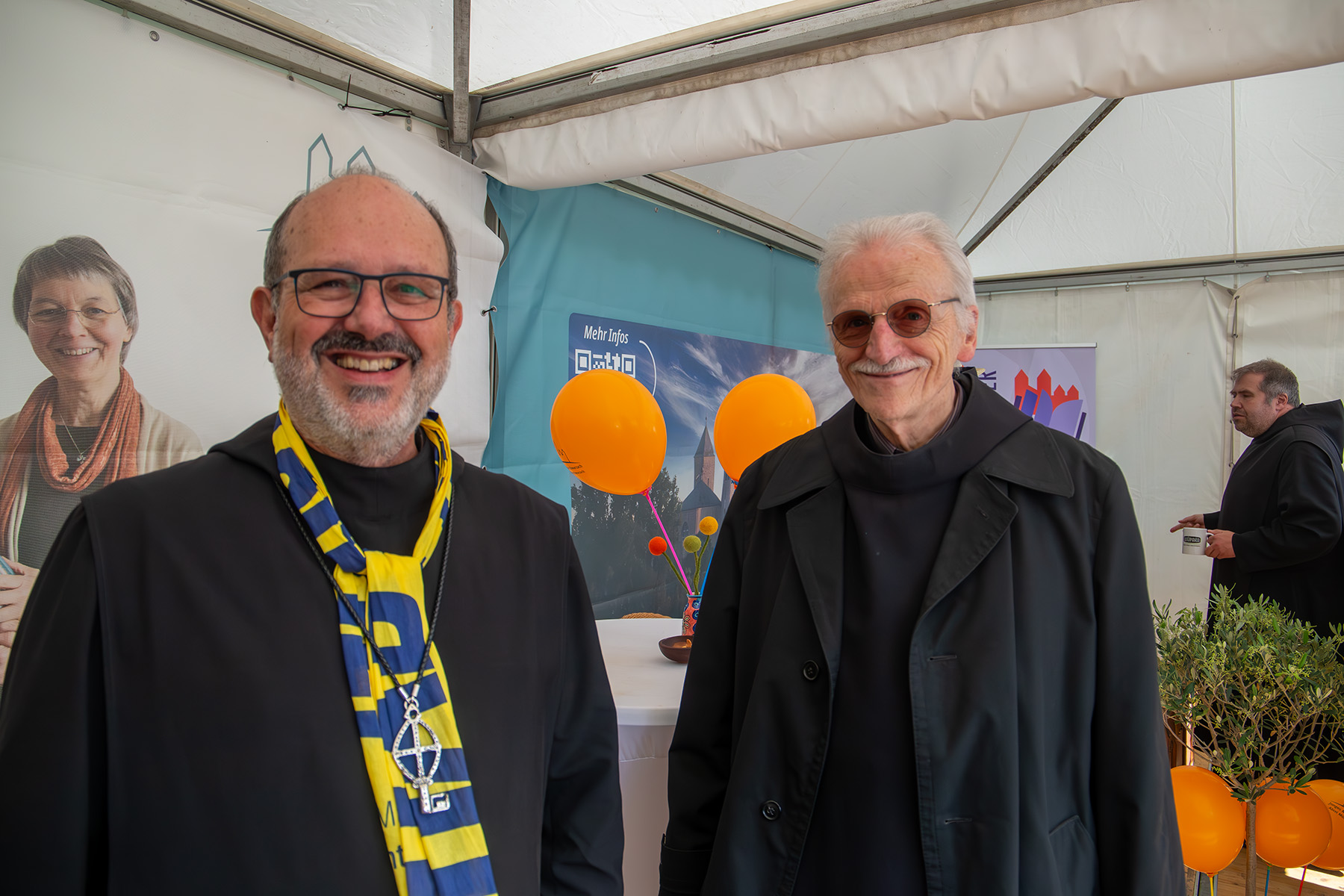 Zwei Männer im Habit am Messestand